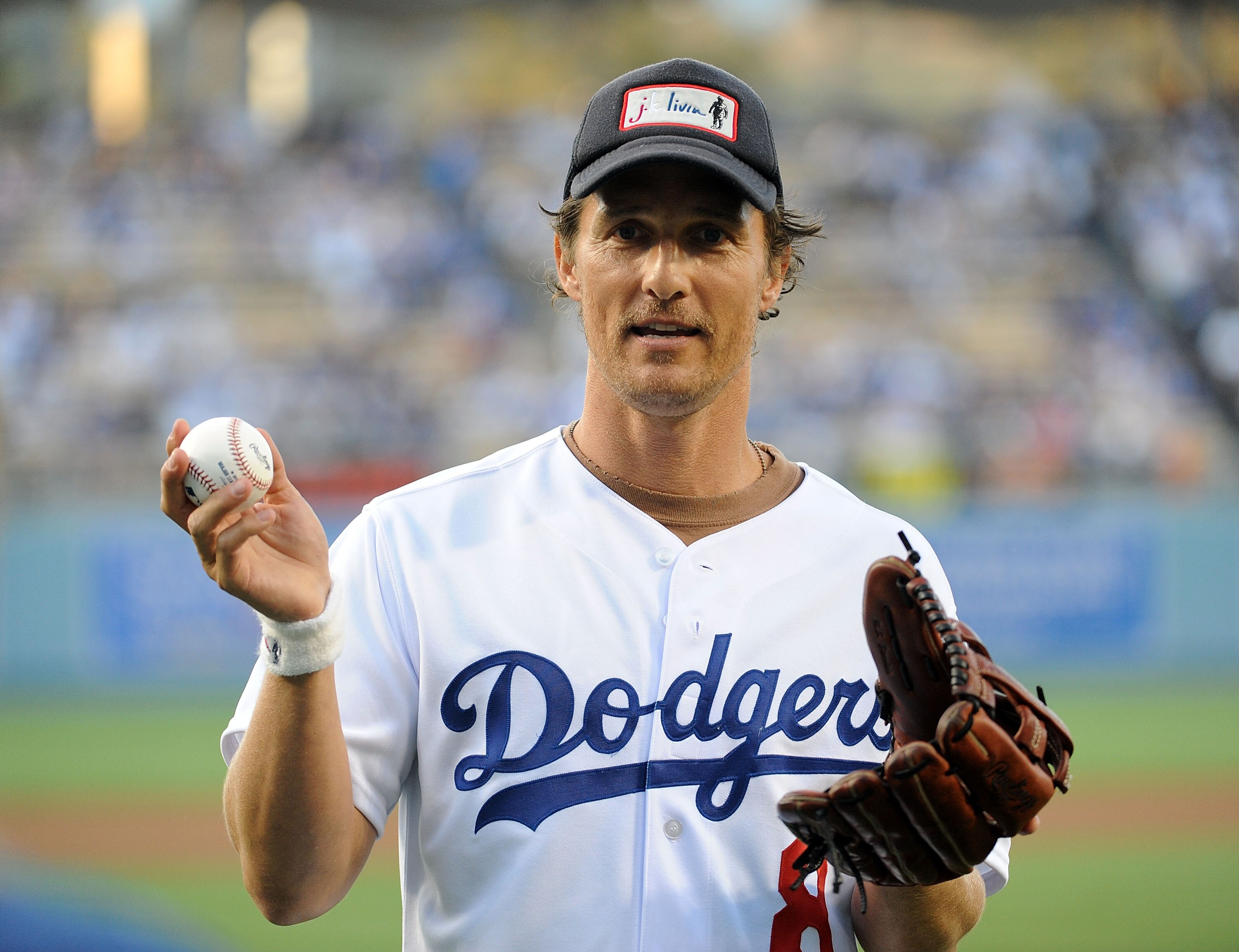 LOS ANGELES, CA - MAY 20:  Actor Matthew McConaughey warms up before throwing the ceremonial first pitch before the game between the New York Mets and Los Angeles Dodgers at Dodger Stadium May 20, 2009 in Los Angeles, California.  (Photo by Harry How/Gett