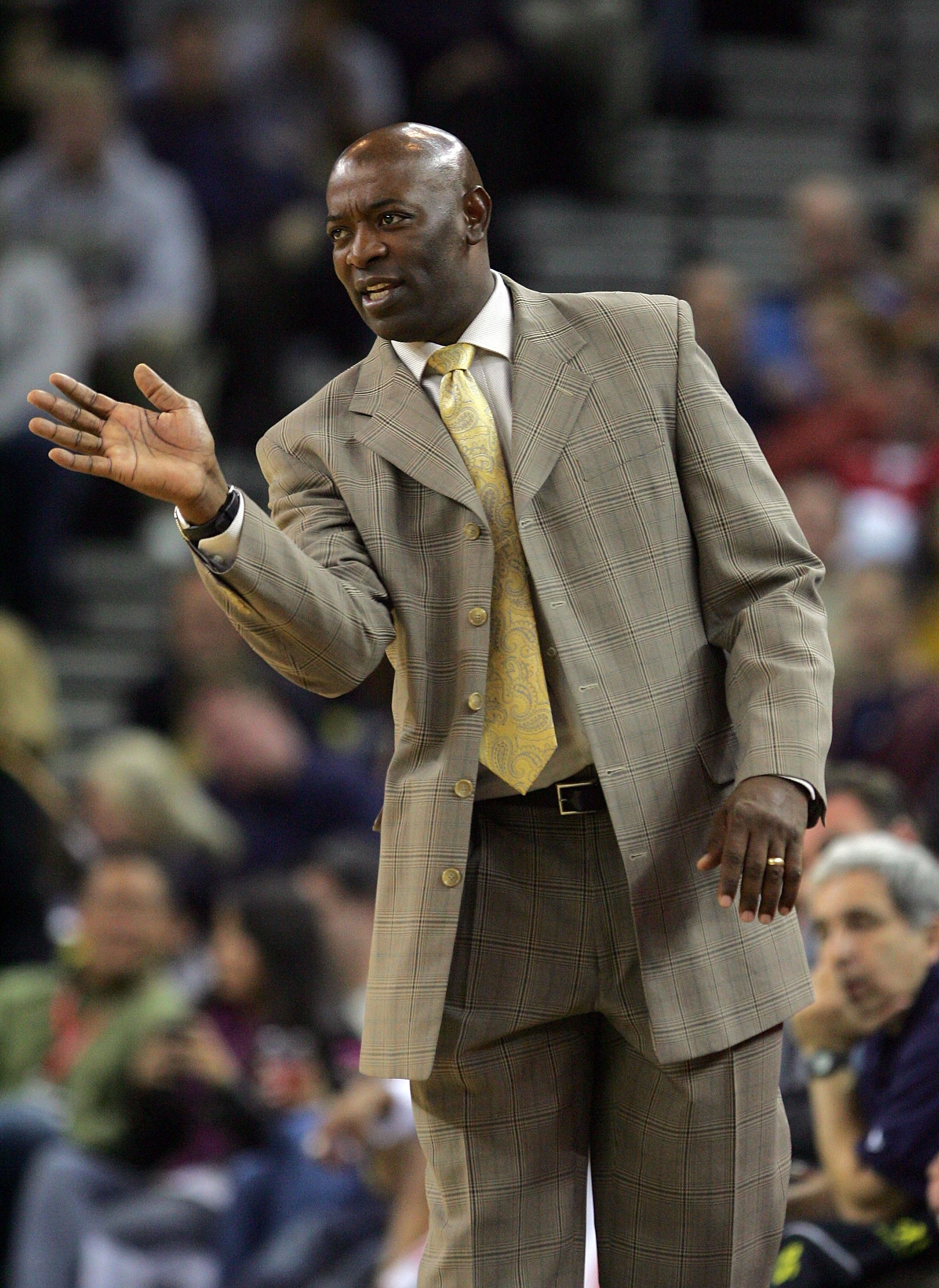 OAKLAND, CA - NOVEMBER 30:  Acting head coach Keith Smart of the Golden State Warriors gives instructions to his team during their game against the Indiana Pacers at Oracle Arena on November 30, 2009 in Oakland, California. NOTE TO USER: User expressly ac