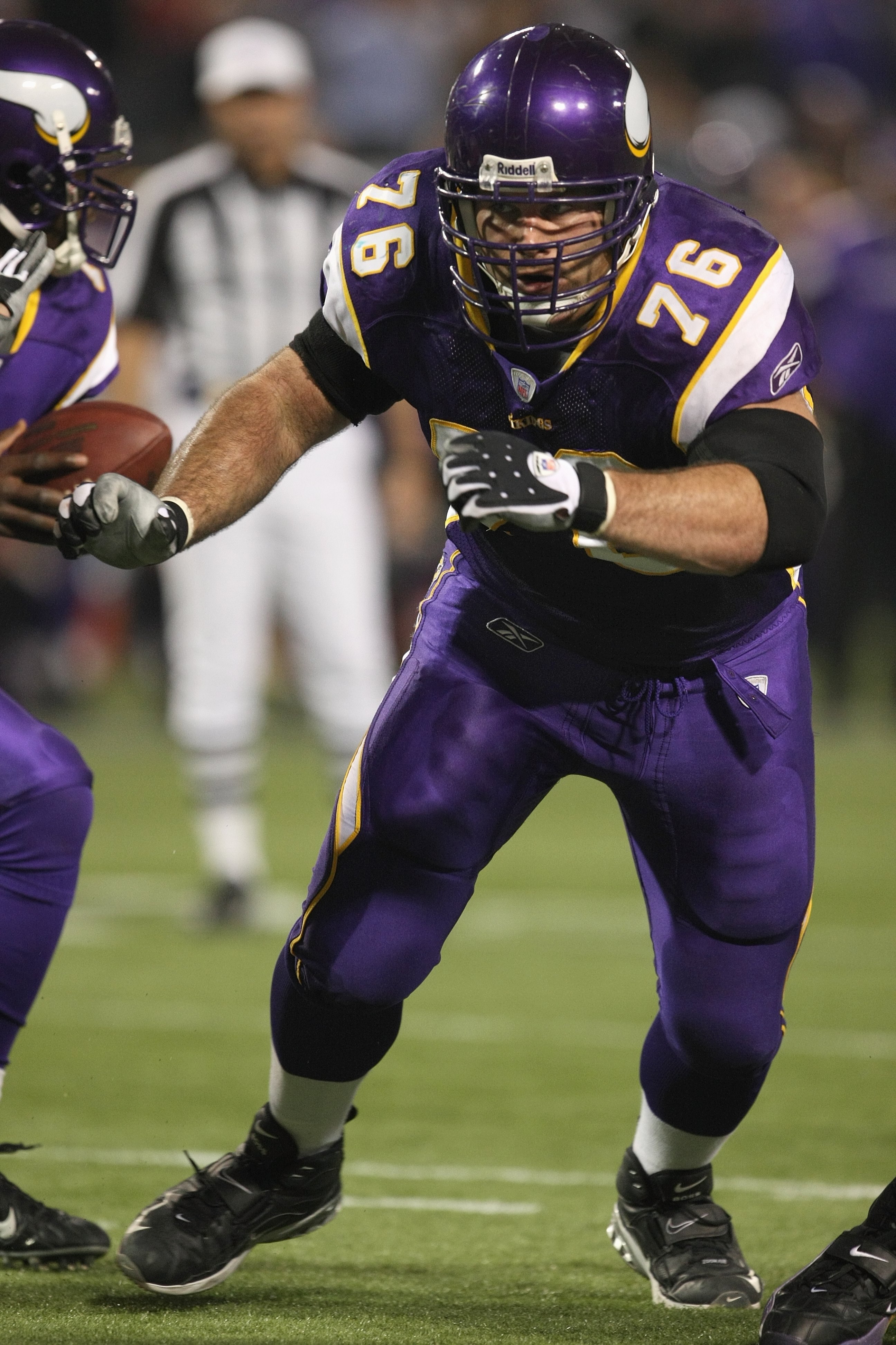 MINNEAPOLIS - DECEMBER 17: Steve Hutchinson #76 of the Minnesota Vikings fires off the line of scrimmage against the Chicago Bears at the Hubert H. Humphrey Metrodome on December 17, 2007 in Minneapolis, Minnesota. The Vikings defeated the Bears 20-13. (P