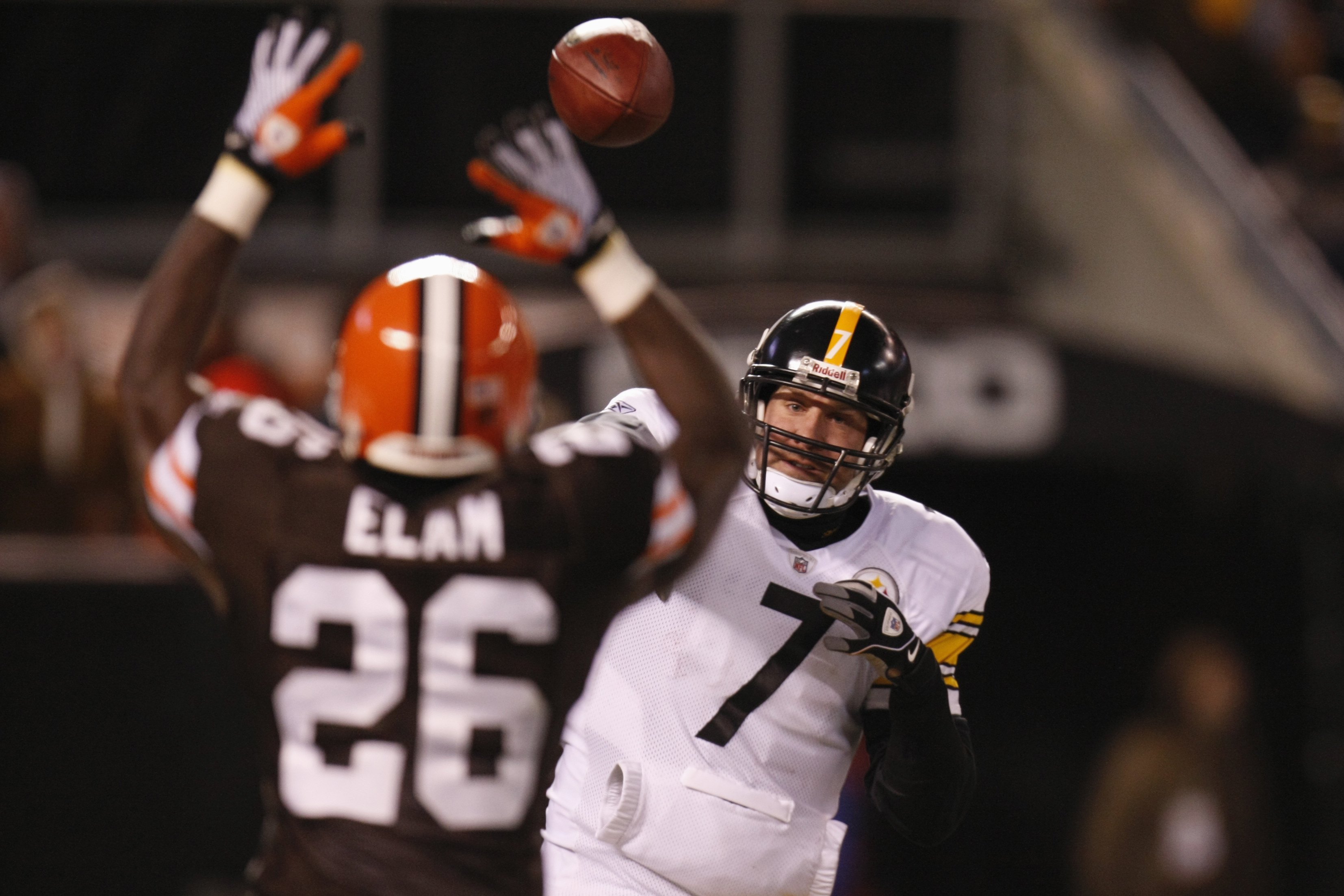 CLEVELAND - DECEMBER 10:  Ben Roethlisberger #7 of the Pittsburgh Steelers passes against Abram Elam #26 of the Cleveland Browns on December 10, 2009 at Cleveland Browns Stadium in Cleveland, Ohio. Cleveland won the game 13-6.  (Photo by Gregory Shamus/Ge