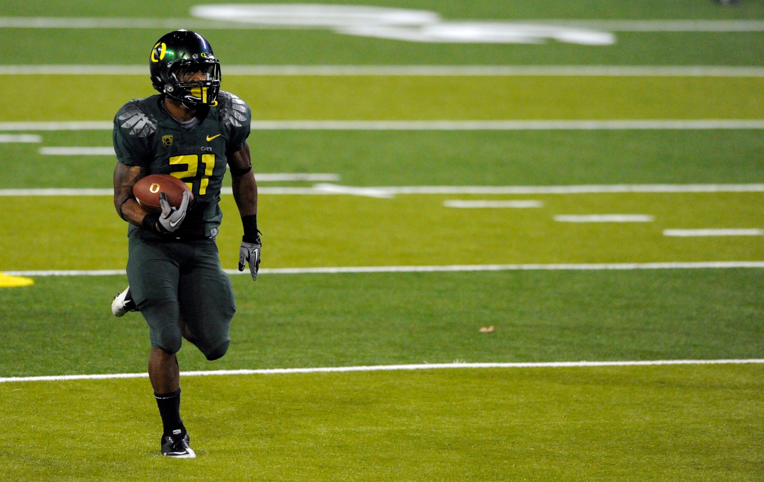 EUGENE, OR - OCTOBER 2: Running back LaMichael James #21 of the Oregon Ducks heads for the end zone and a touchdown in the fourth quarter of the game against the Stanford Cardinal at Autzen Stadium on October 2, 2010 in Eugene, Oregon. (Photo by Steve Dyk