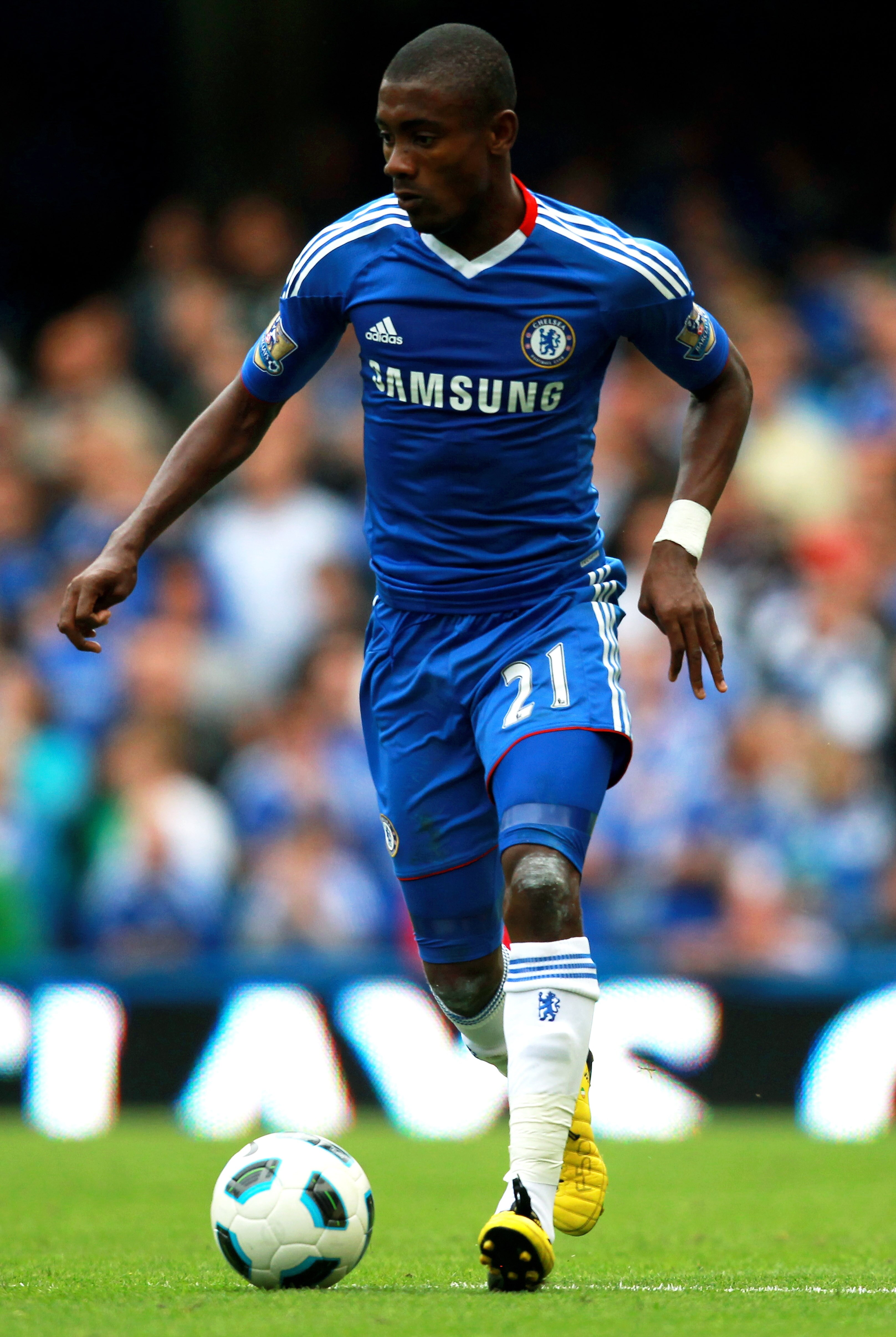 LONDON, ENGLAND - SEPTEMBER 19:  Salomon Kalou of Chelsea runs with the ball during the Barclays Premier League match between Chelsea and Blackpool at Stamford Bridge on September 19, 2010 in London, England.  (Photo by Warren Little/Getty Images)