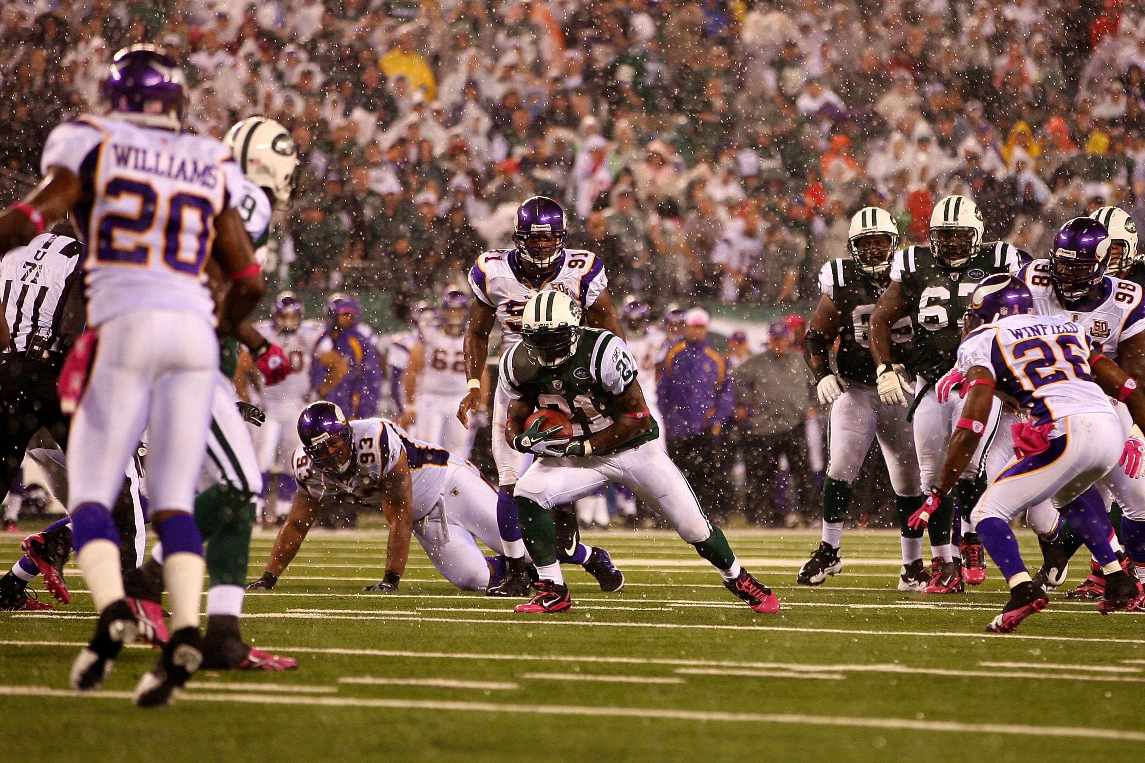 EAST RUTHERFORD, NJ - OCTOBER 11:  LaDainian Tomlinson #21 of the New York Jets runs the ball in the rain against the Minnesota Vikings at New Meadowlands Stadium on October 11, 2010 in East Rutherford, New Jersey.  (Photo by Andrew Burton/Getty Images)
