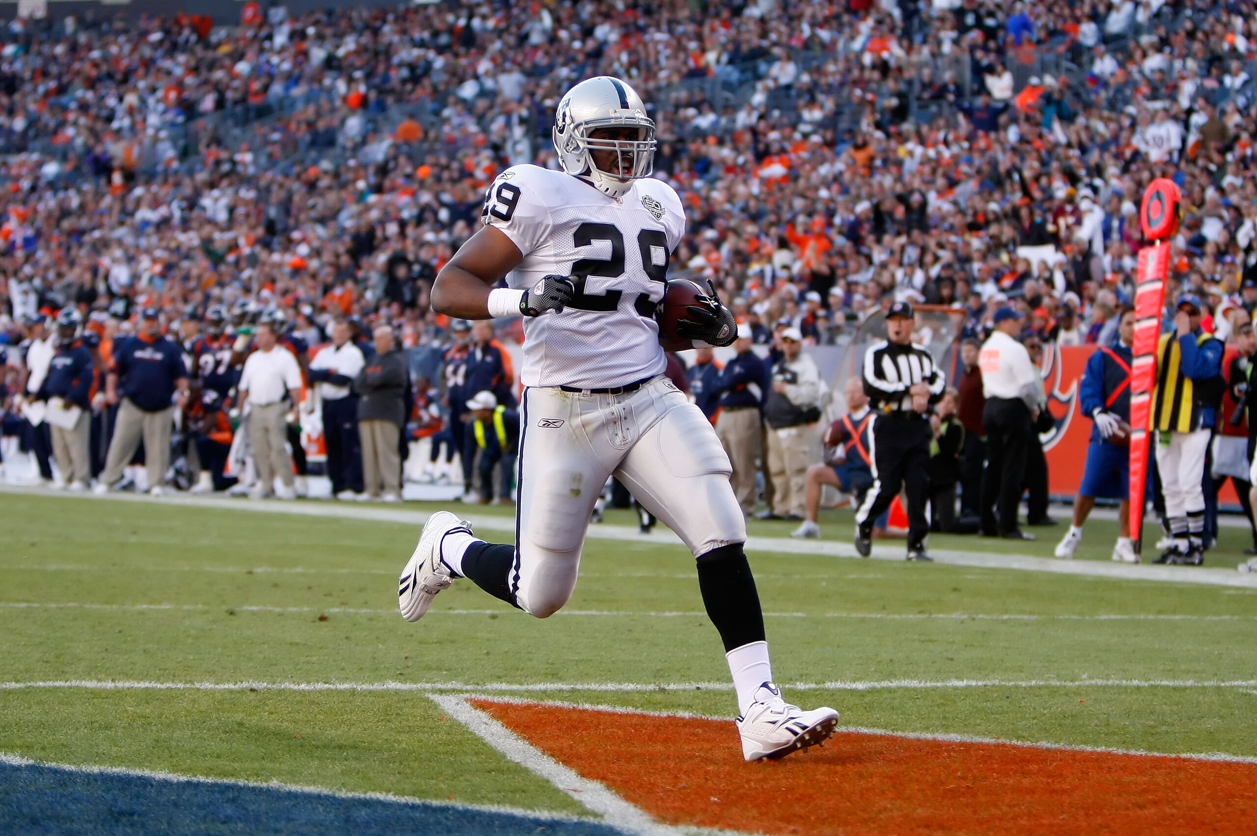 DENVER - DECEMBER 20:  Michael Bush #29 of the Oakland Raiders carries the ball into the endzone for a touchdown against the Denver Broncos at Invesco Field at Mile High on December 20, 2009 in Denver, Colorado.  (Photo by Jeff Gross/Getty Images)