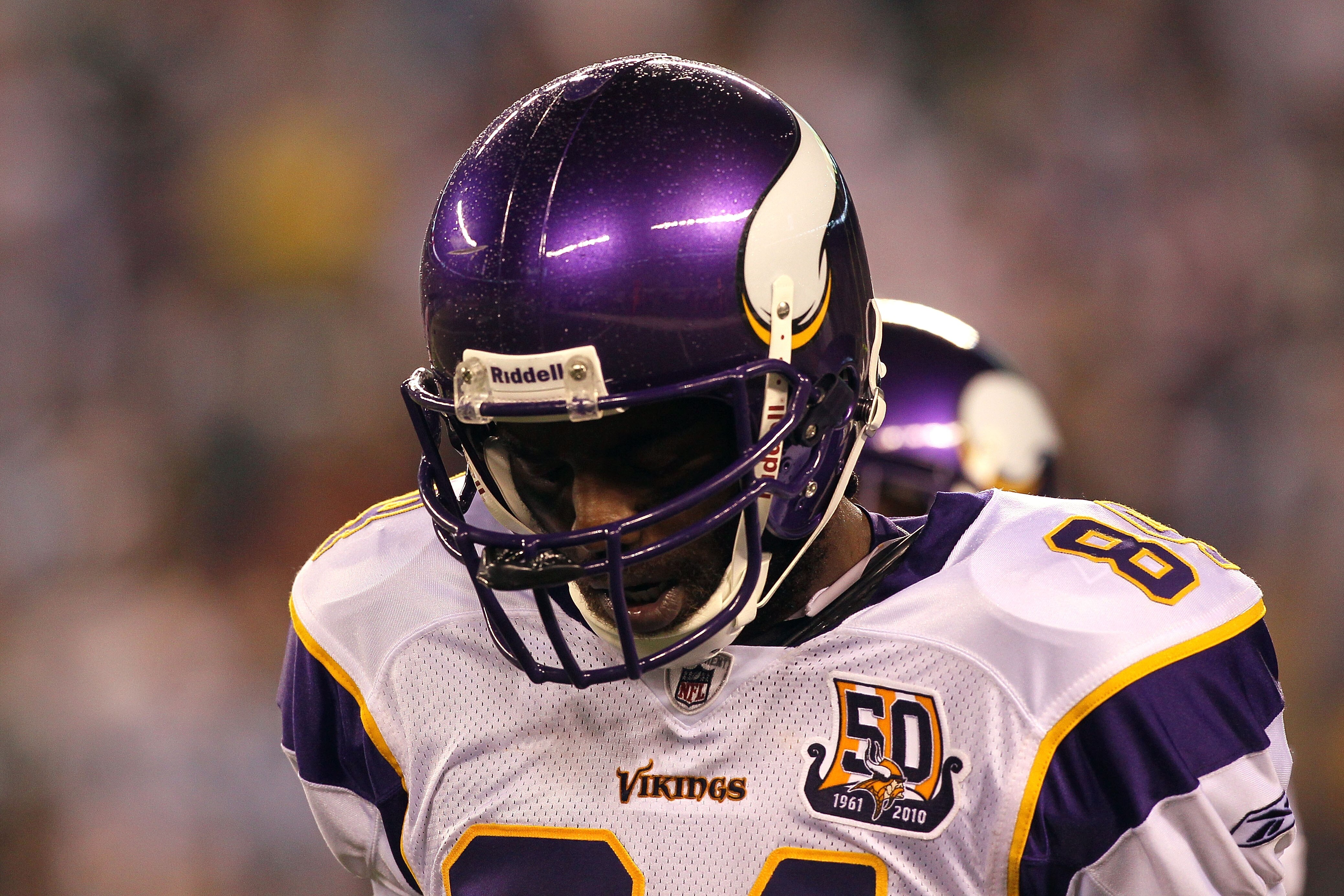EAST RUTHERFORD, NJ - OCTOBER 11:  Randy Moss #84 of the Minnesota Vikings walks on the field with his head down against the New York Jets at New Meadowlands Stadium on October 11, 2010 in East Rutherford, New Jersey.  (Photo by Jim McIsaac/Getty Images)
