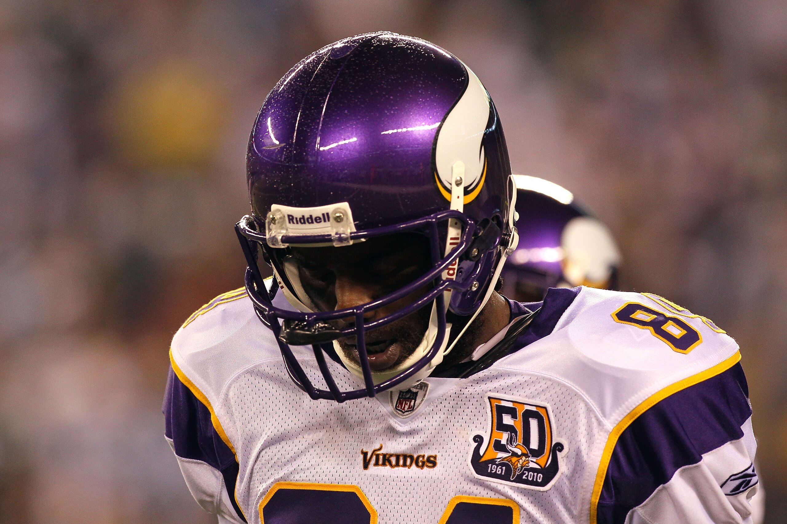 EAST RUTHERFORD, NJ - OCTOBER 11:  Randy Moss #84 of the Minnesota Vikings walks on the field with his head down against the New York Jets at New Meadowlands Stadium on October 11, 2010 in East Rutherford, New Jersey.  (Photo by Jim McIsaac/Getty Images)