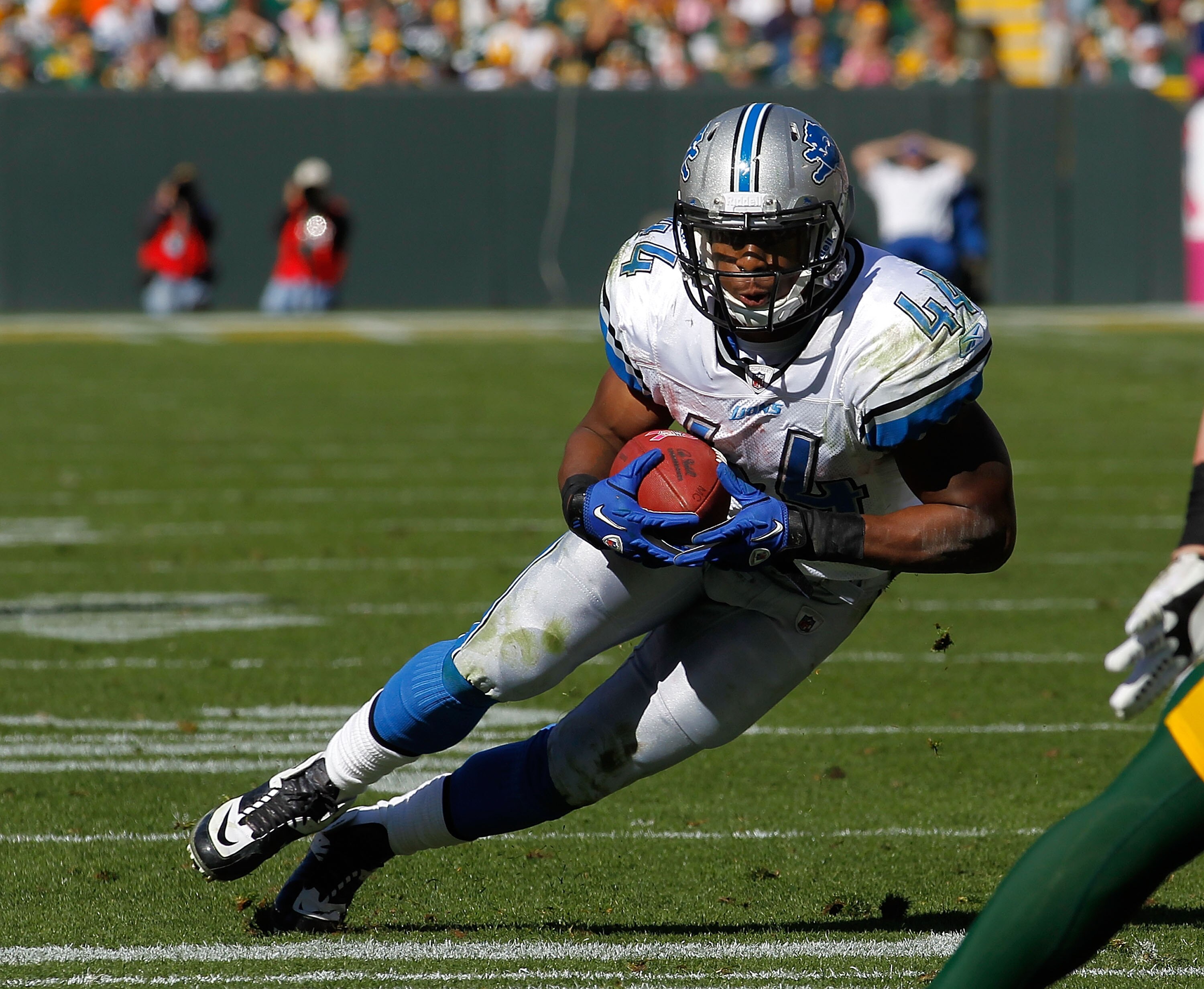 GREEN BAY, WI - OCTOBER 03: Jahvid Best #44 of the Detroit Lions runs against the Green Bay Packers at Lambeau Field on October 3, 2010 in Green Bay, Wisconsin. The Packers defeated the Lions 28-26. (Photo by Jonathan Daniel/Getty Images)