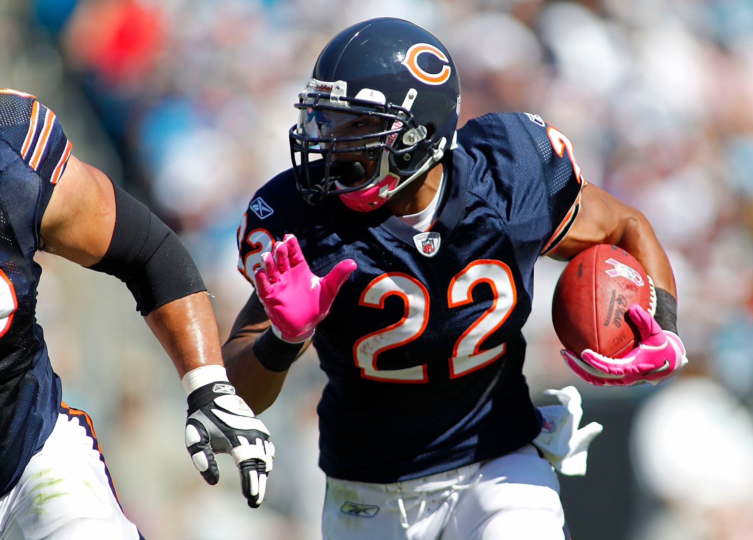 CHARLOTTE, NC - OCTOBER 10: Running back Matt Forte #22 of the Chicago Bears runs with the ball against the Carolina Panthers at Bank of America Stadium on October 10, 2010 in Charlotte, North Carolina. (Photo by Geoff Burke/Getty Images)