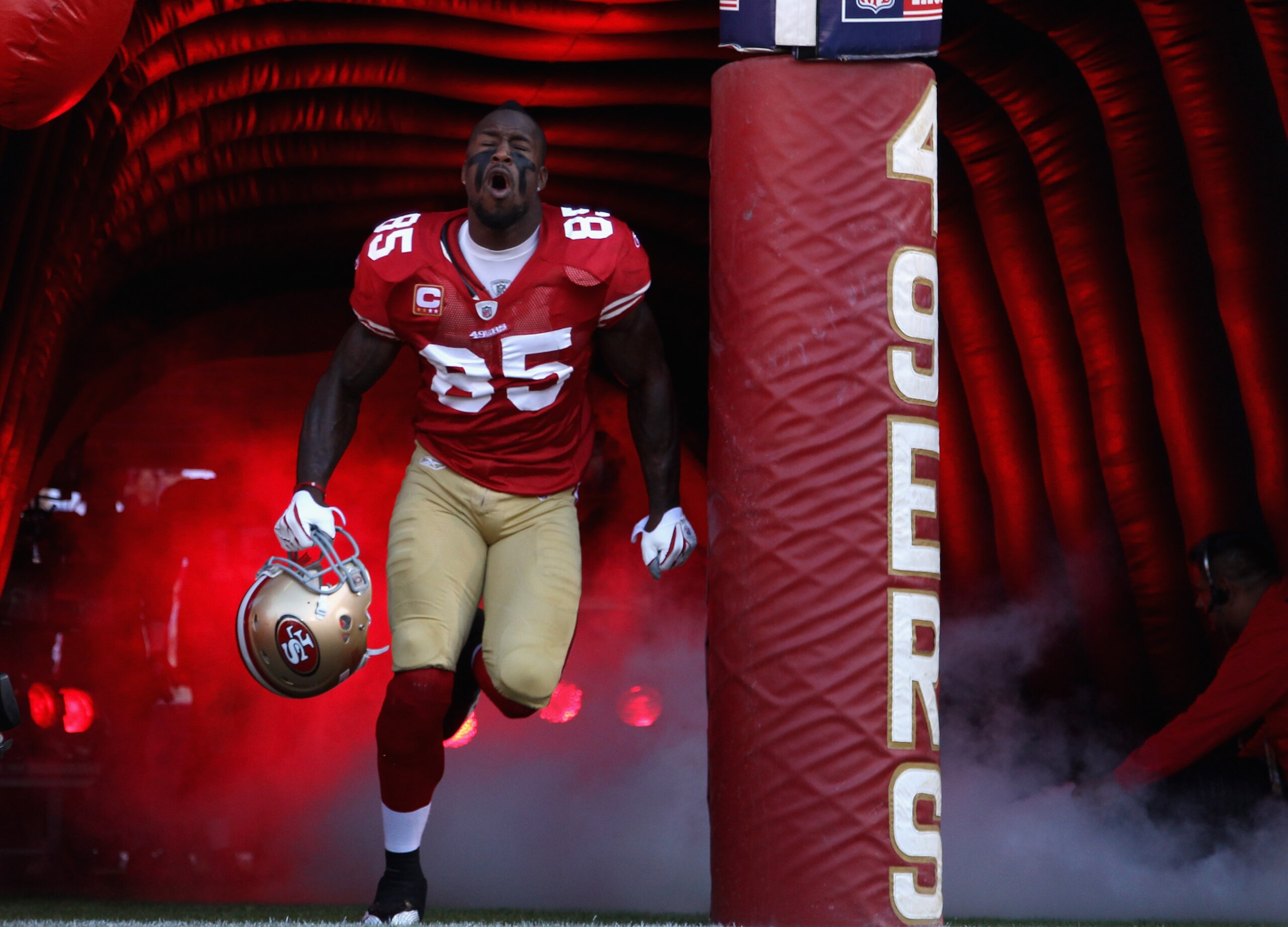 SAN FRANCISCO - SEPTEMBER 20:  Vernon Davis #85 of the San Francisco 49ers runs on to the field for their game against the New Orleans Saints at Candlestick Park on September 20, 2010 in San Francisco, California.  (Photo by Ezra Shaw/Getty Images)