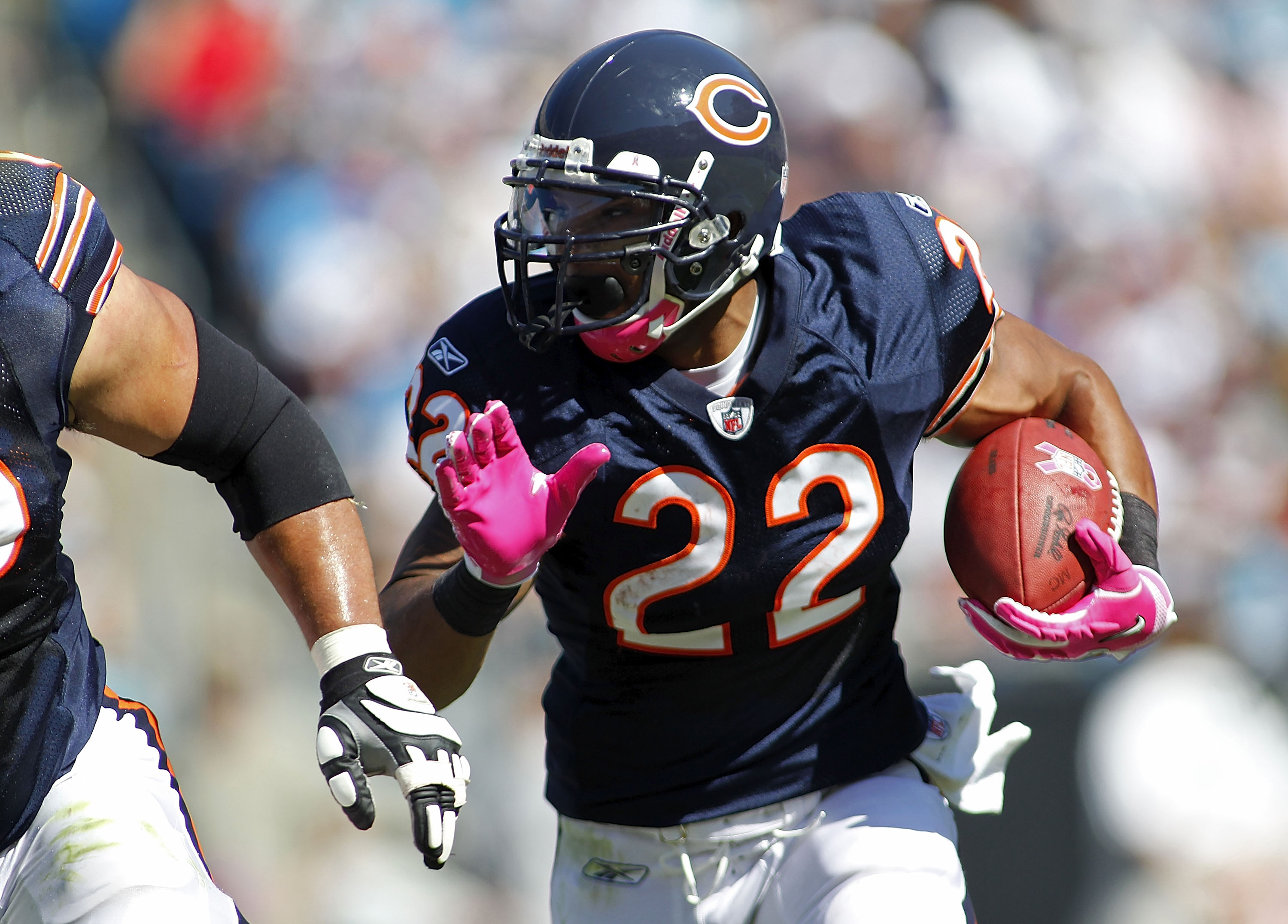 CHARLOTTE, NC - OCTOBER 10: Running back Matt Forte #22 of the Chicago Bears runs with the ball against the Carolina Panthers at Bank of America Stadium on October 10, 2010 in Charlotte, North Carolina. (Photo by Geoff Burke/Getty Images)