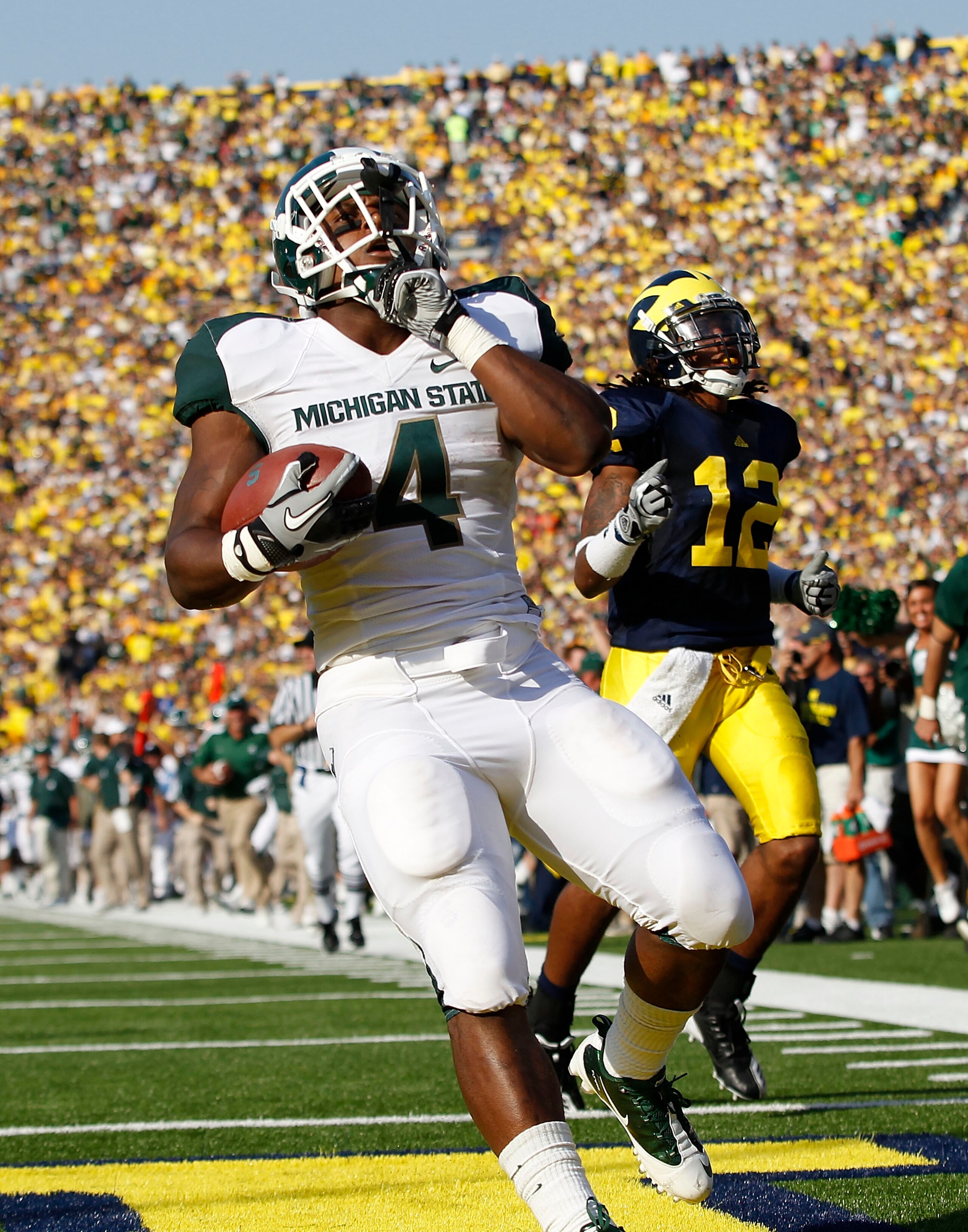ANN ARBOR, MI - OCTOBER 09: Le'Veon Bell #24 of the Michigan State Spartans scores on a 41 yard touchdown in the second quarter during the game aginst the Michigan Wolverines during the game on October 9, 2010 at Michigan Stadium in Ann Arbor, Michigan. (