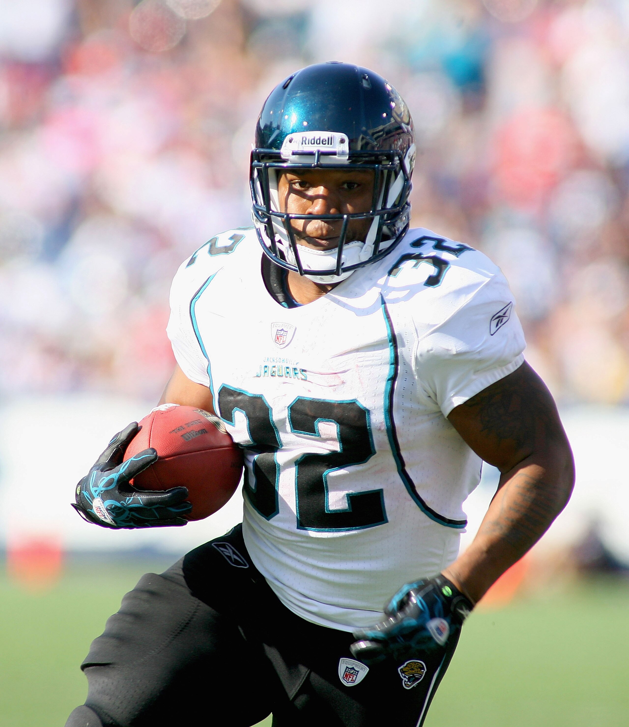 ORCHARD PARK, NY - OCTOBER 10: Maurice Jones-Drew #32 of the Jacksonville Jaguars runs against the Buffalo Bills at Ralph Wilson Stadium on October 10, 2010 in Orchard Park, New York. Jacksonville won 26-36. (Photo by Rick Stewart/Getty Images)