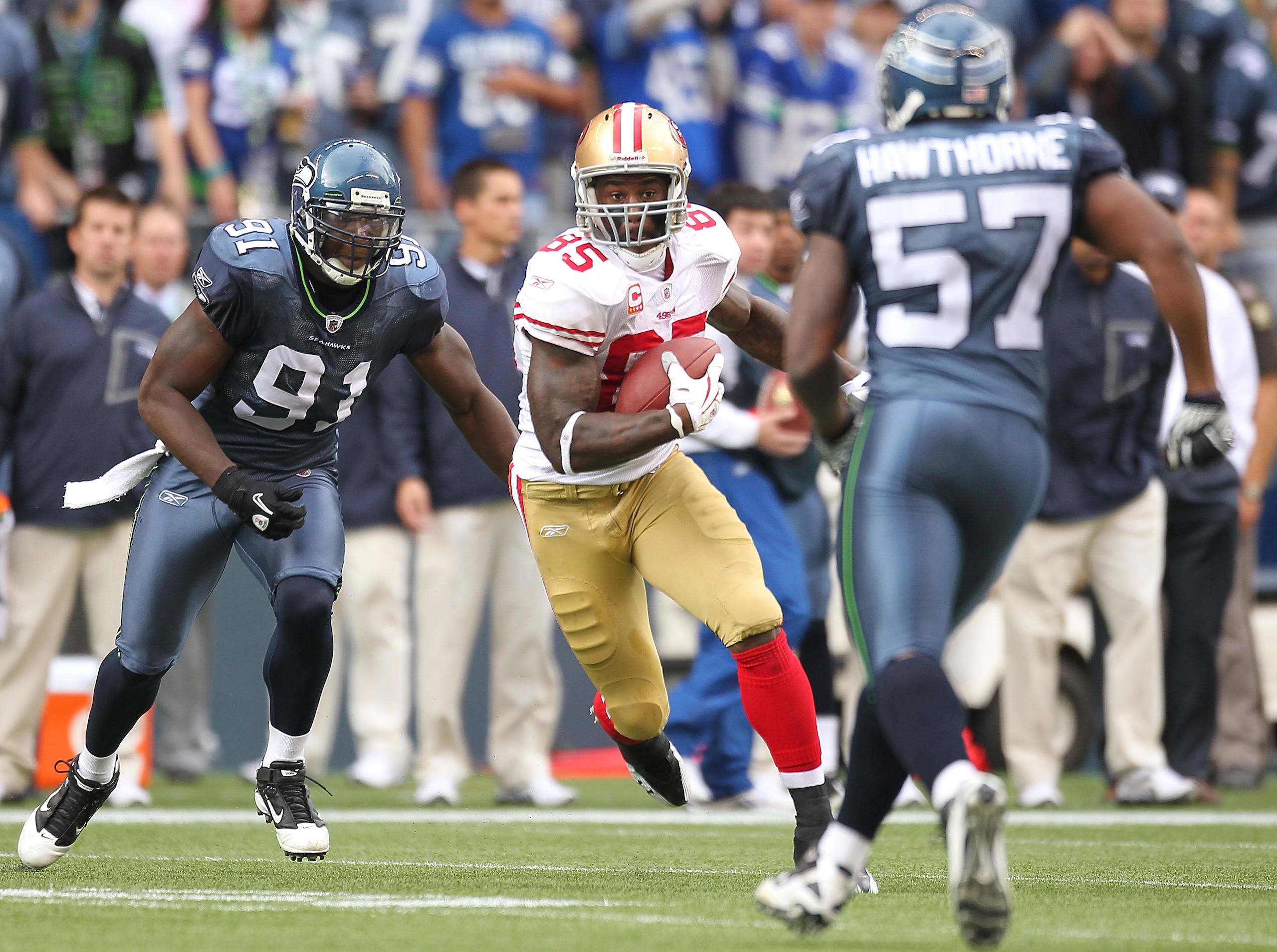 SEATTLE - SEPTEMBER 12:  Tight end Vernon Davis #85 of the San Francisco 49ers rushes during the NFL season opener against David Hawthorne #57 and Chris Clemons #91 of the Seattle Seahawks at Qwest Field on September 12, 2010 in Seattle, Washington. The S
