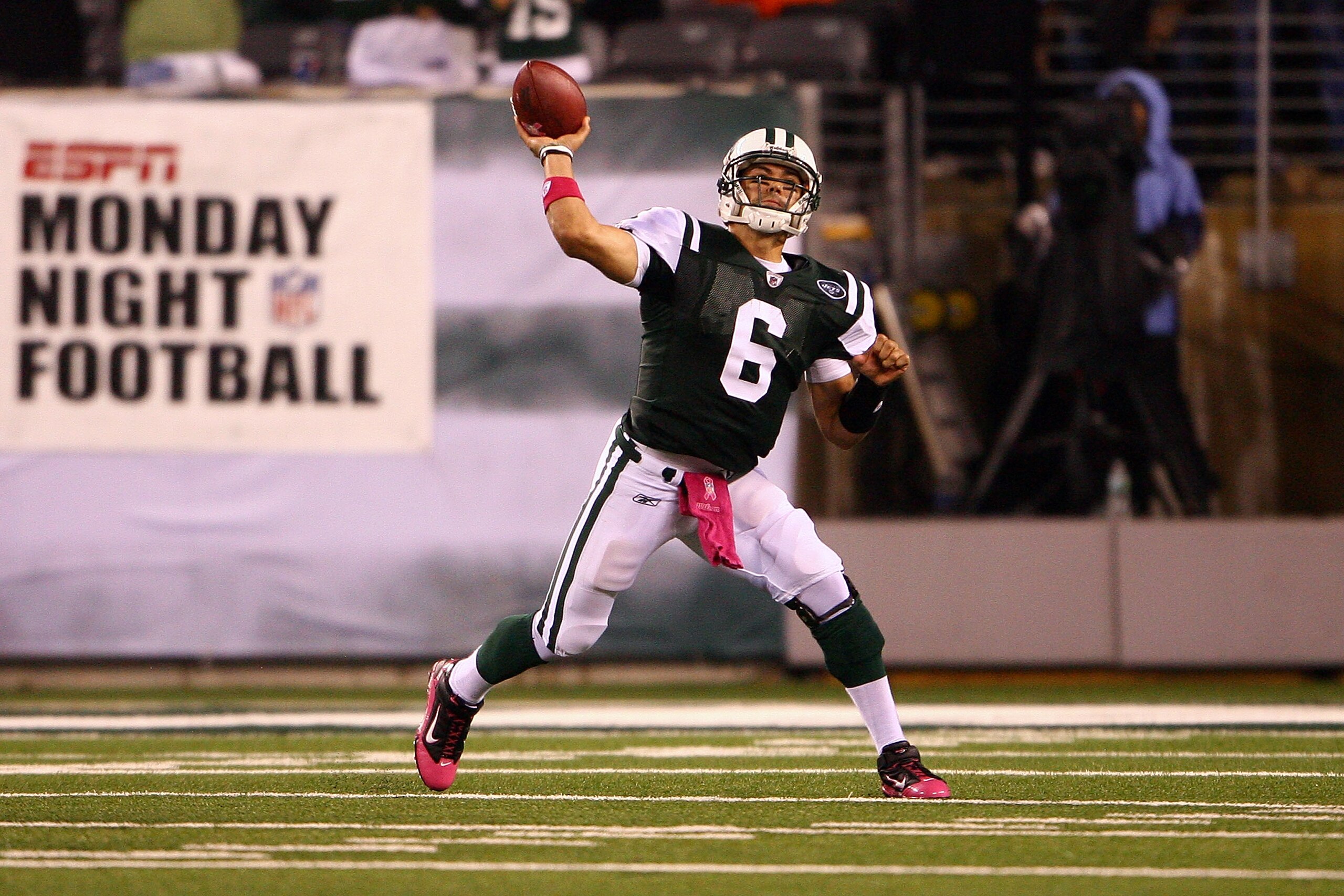 EAST RUTHERFORD, NJ - OCTOBER 11: Quarterback Mark Sanchez #6 of the New York Jets throws a pass against the Minnesota Vikings at New Meadowlands Stadium on October 11, 2010 in East Rutherford, New Jersey. (Photo by Andrew Burton/Getty Images) EAST RUTHERFORD, NJ - OCTOBER 11: Quarterback Mark Sanchez #6 of the New York Jets throws a pass against the Minnesota Vikings at New Meadowlands Stadium on October 11, 2010 in East Rutherford, New Jersey. (Photo by Andrew Burton/Getty Images)