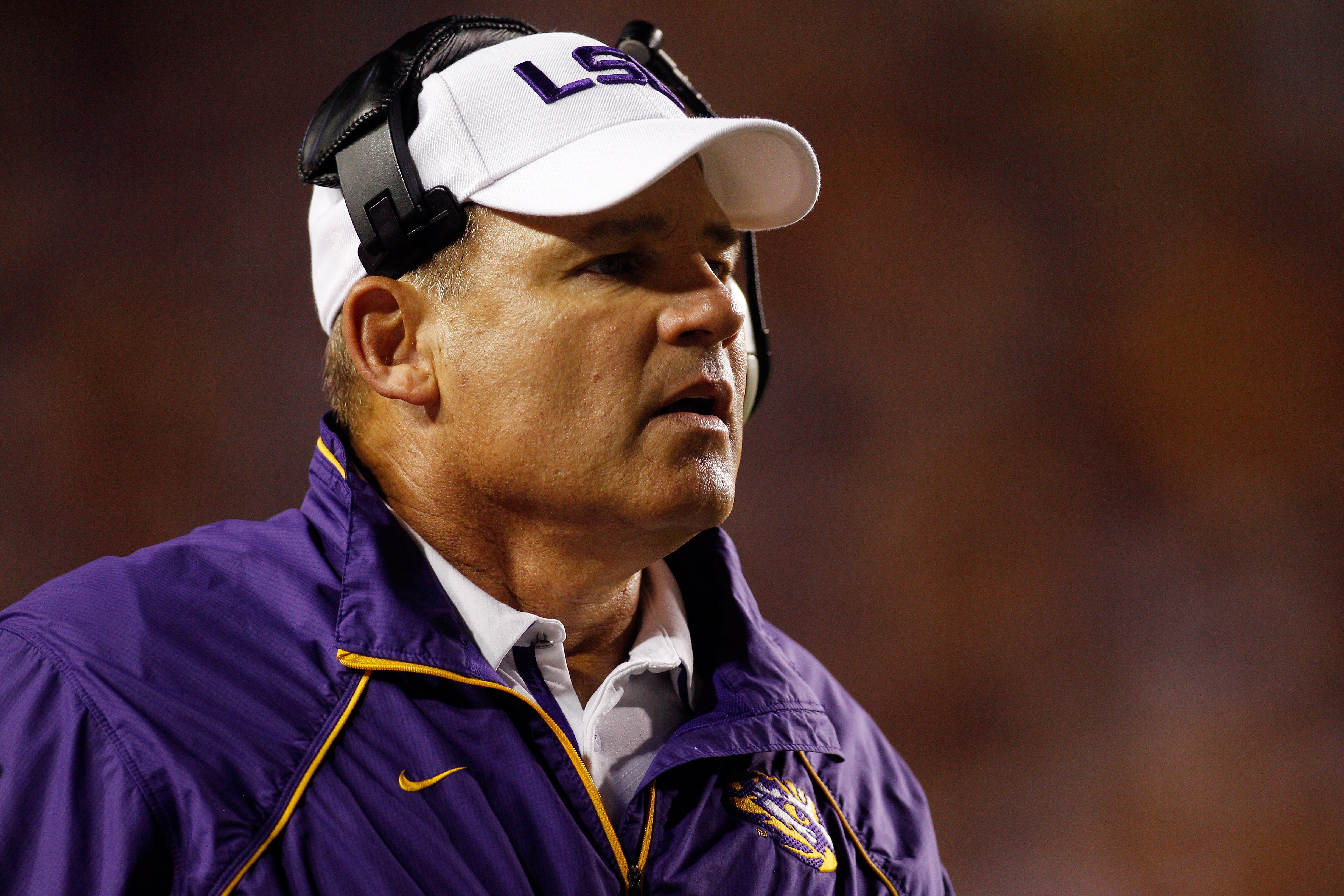 BATON ROUGE, LA - SEPTEMBER 25:  Head coach Les Miles of the Louisiana State University Tigers waches a play against the West Virginia Mountaineers at Tiger Stadium on September 25, 2010 in Baton Rouge, Louisiana.  The Tigers defeated the Mountaineers 20-