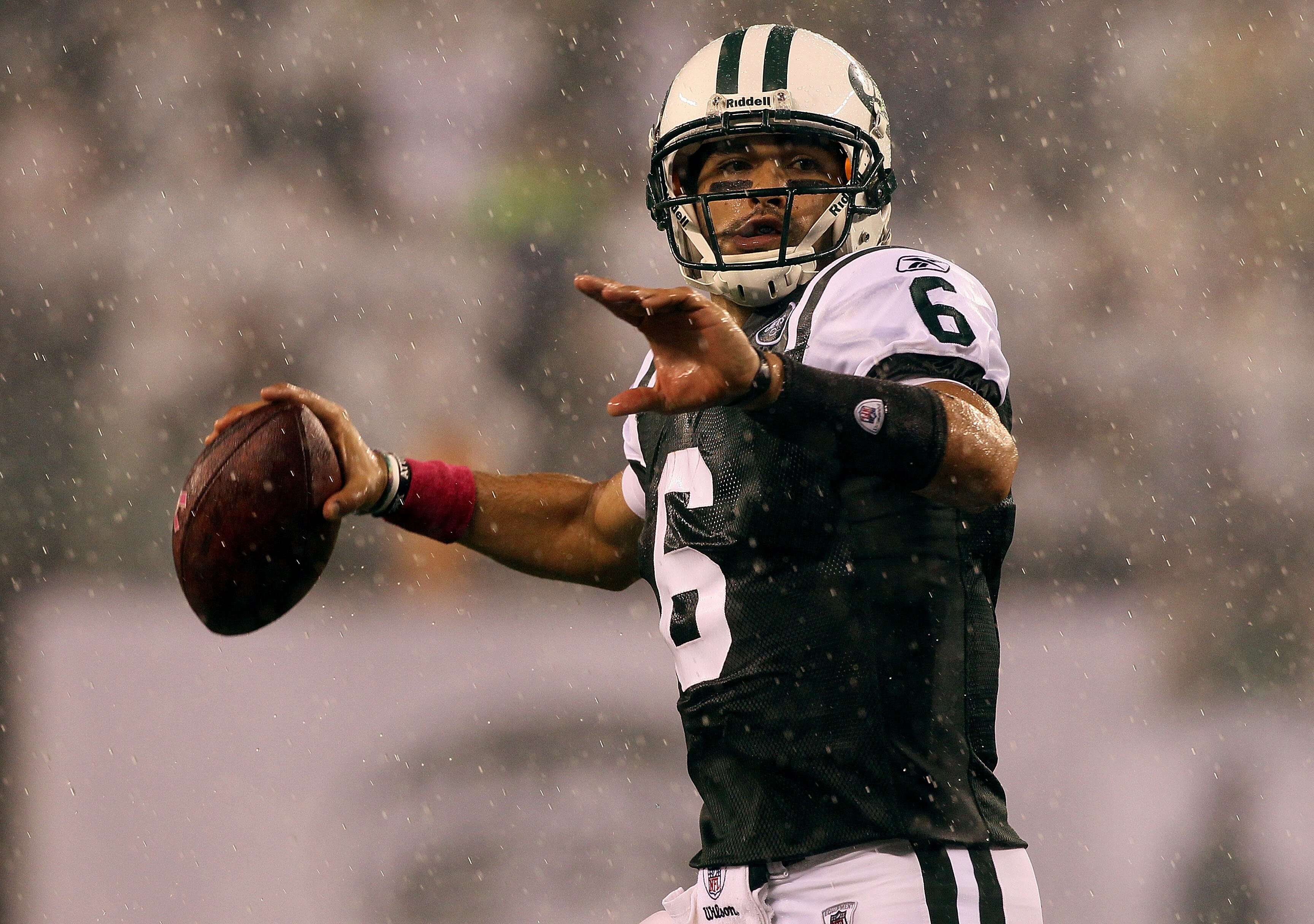 EAST RUTHERFORD, NJ - OCTOBER 11:  Mark Sanchez #6 of the New York Jets throws a pass in the rain during the second quarter against the Minnesota Vikings at New Meadowlands Stadium on October 11, 2010 in East Rutherford, New Jersey.  (Photo by Jim McIsaac