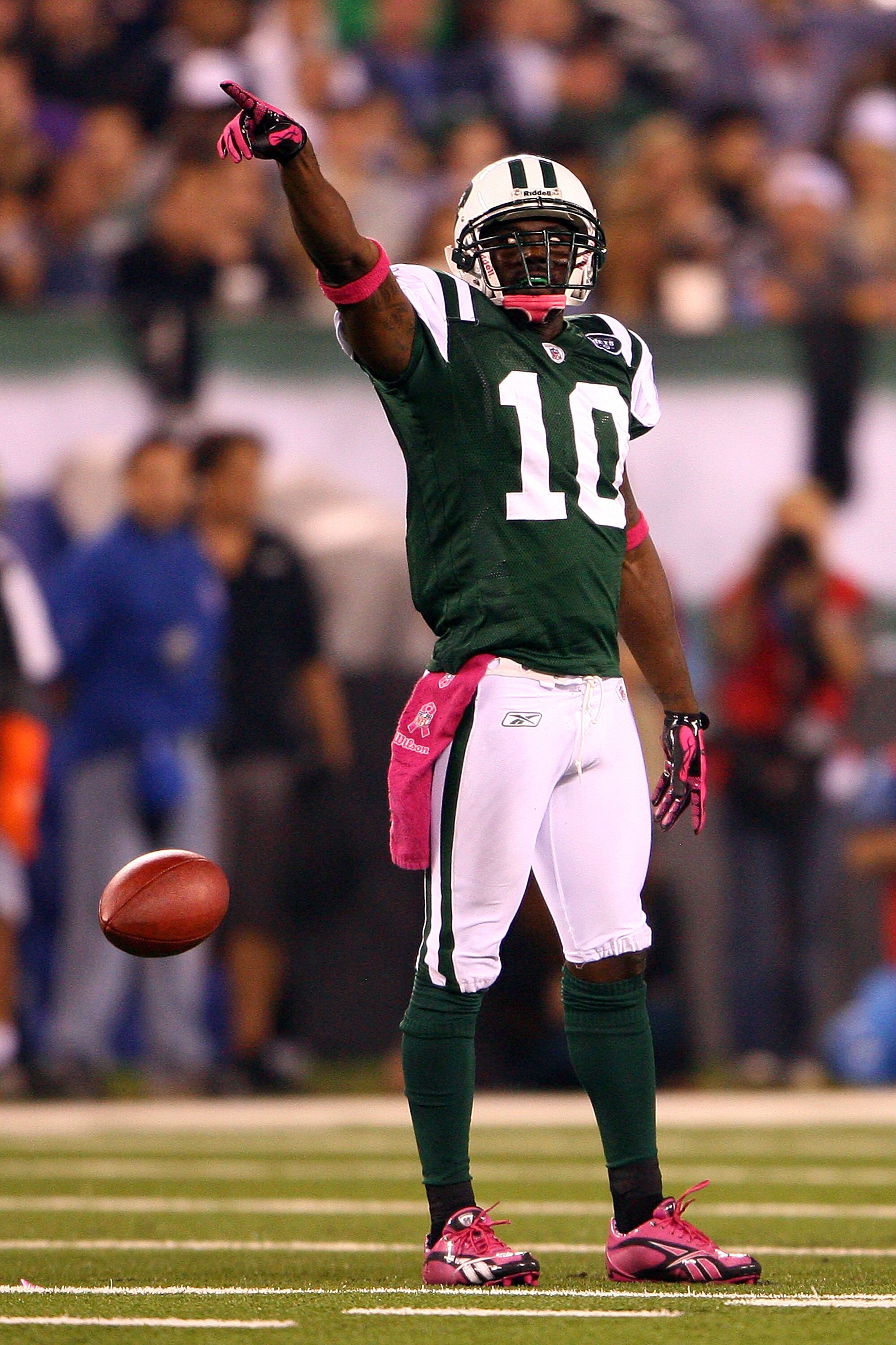 EAST RUTHERFORD, NJ - OCTOBER 11:  Santonio Holmes #10 of the New York Jets gestures after he made a first down reception in the second quarter against the Minnesota Vikings at New Meadowlands Stadium on October 11, 2010 in East Rutherford, New Jersey.  (