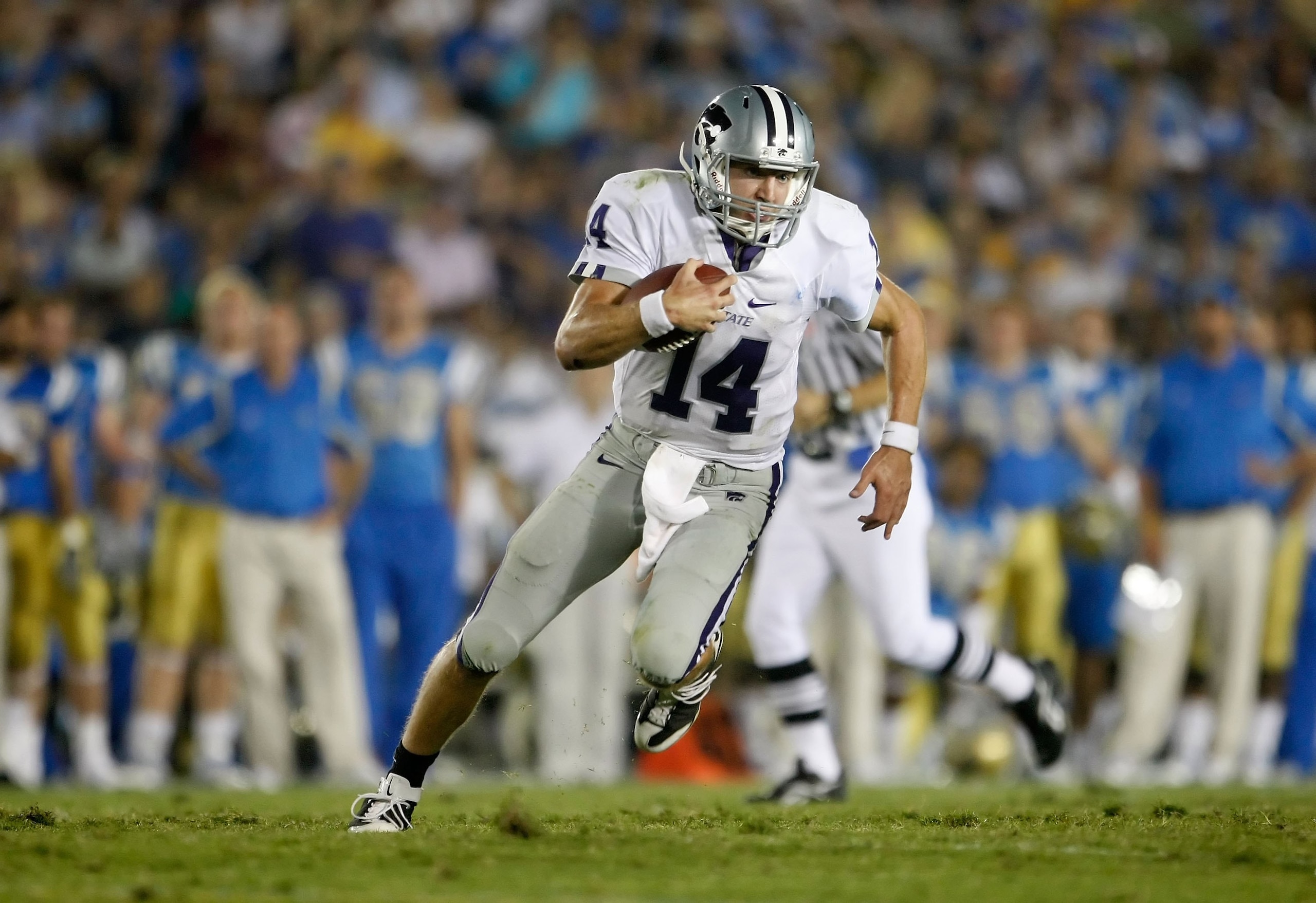 PASADENA, CA - SEPTEMBER 19:  Quarterback Carson Coffman #14 of the Kansas State Wildcats runs with the ball against the UCLA Bruins at the Rose Bowl on September 19, 2009 in Pasadena, California.  (Photo by Jeff Gross/Getty Images)