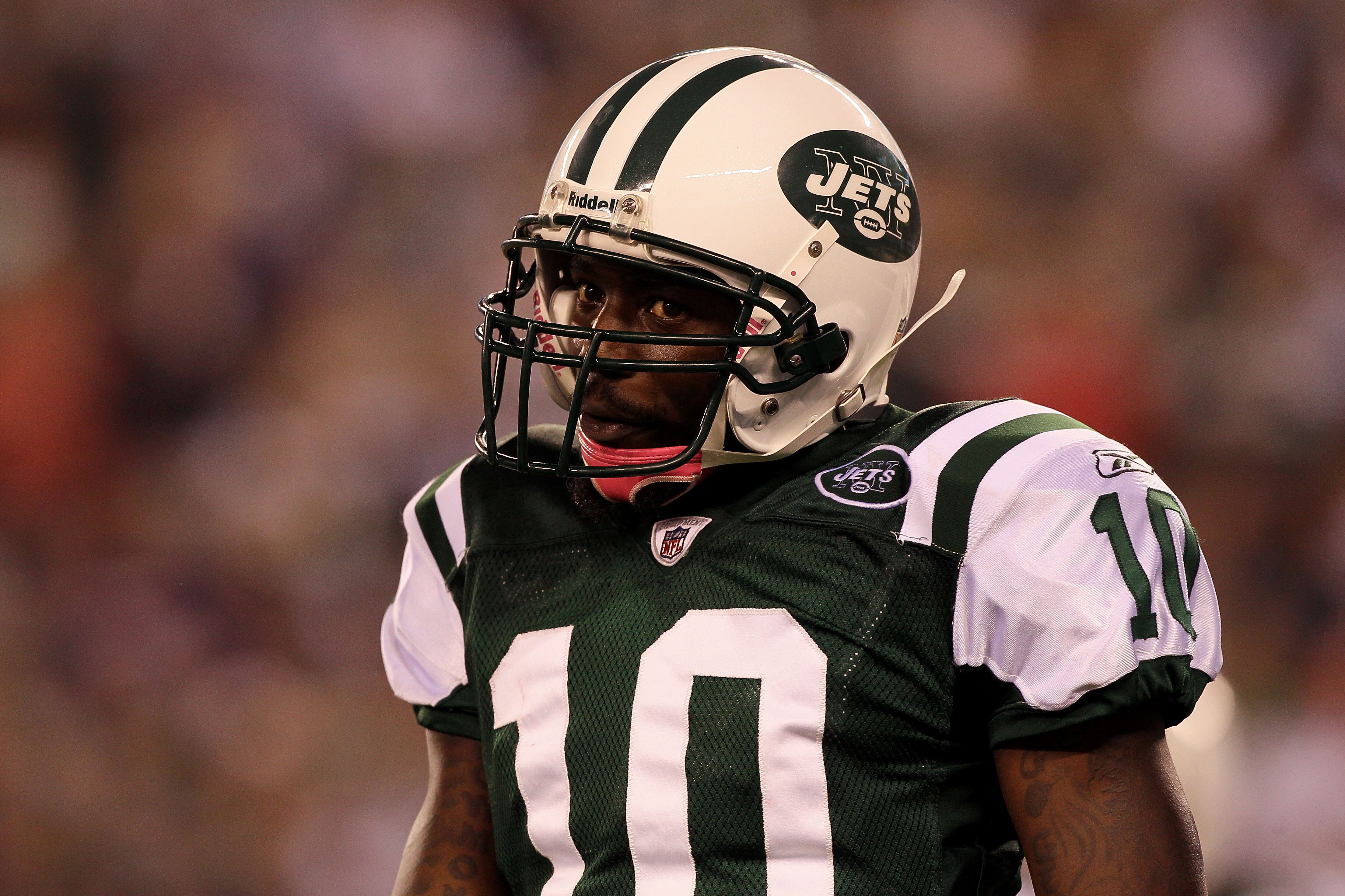EAST RUTHERFORD, NJ - OCTOBER 11:  Santonio Holmes #10 of the New York Jets looks on in the second quarter against the Minnesota Vikings at New Meadowlands Stadium on October 11, 2010 in East Rutherford, New Jersey.  (Photo by Jim McIsaac/Getty Images)