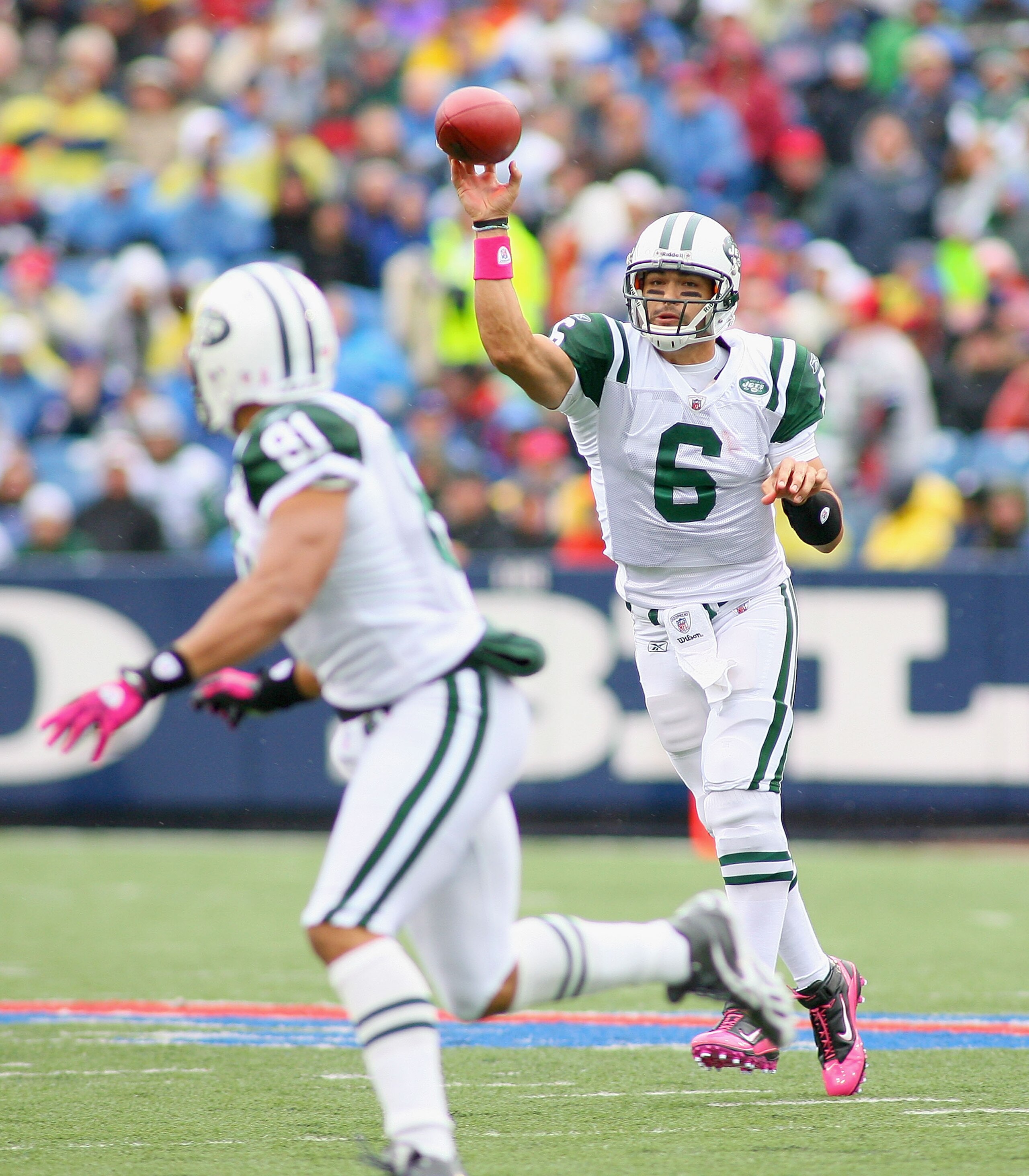 ORCHARD PARK, NY - OCTOBER 03: Mark Sanchez #6 of  the New York Jets throws a pass to Dustin Keller #81 against the Buffalo Bills at Ralph Wilson Stadium on October 3, 2010 in Orchard Park, New York.  (Photo by Rick Stewart/Getty Images)