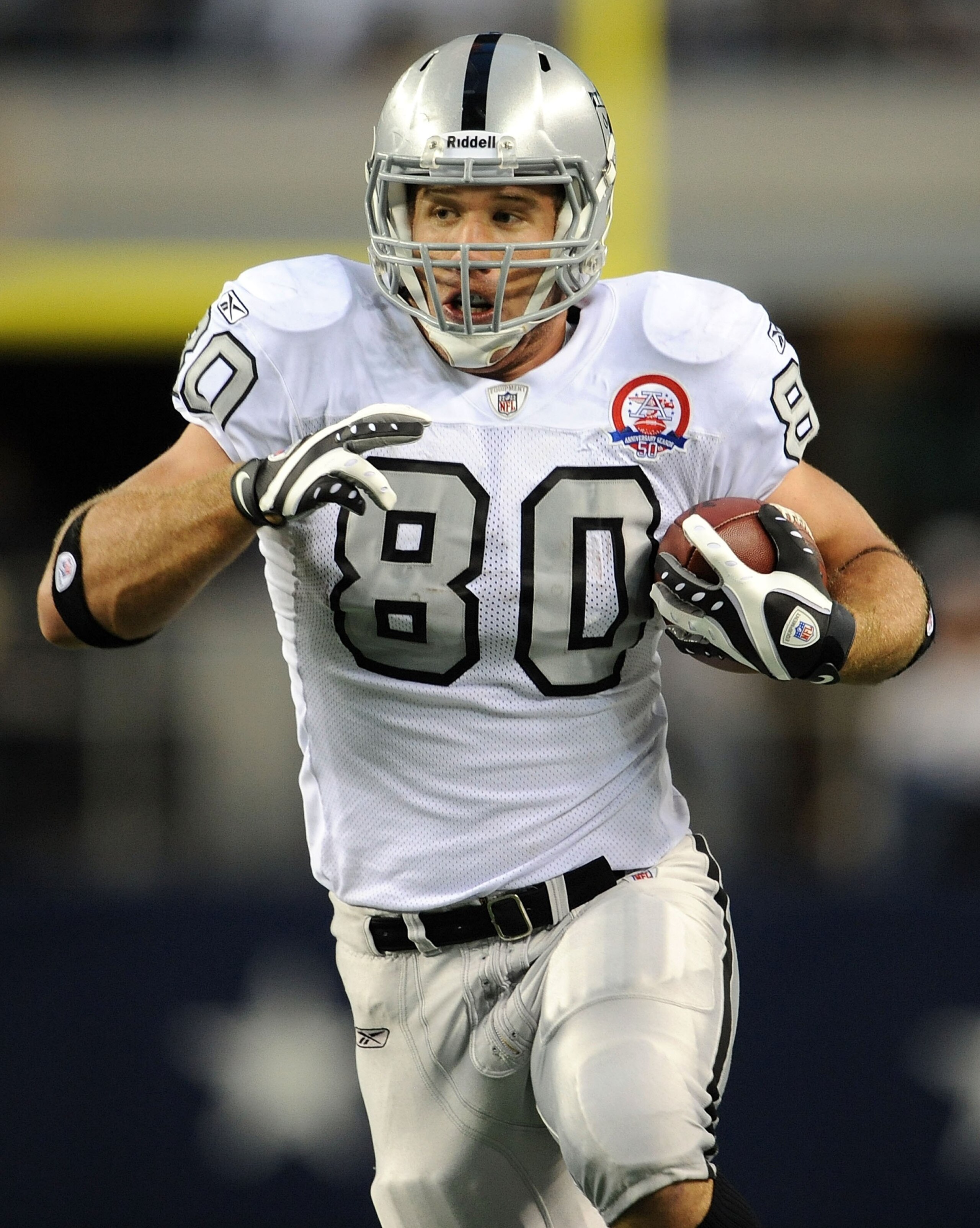ARLINGTON, TX - NOVEMBER 26:  Tight end Zach Miller #80 of the Oakland Raiders at Cowboys Stadium on November 26, 2009 in Arlington, Texas.  (Photo by Ronald Martinez/Getty Images)
