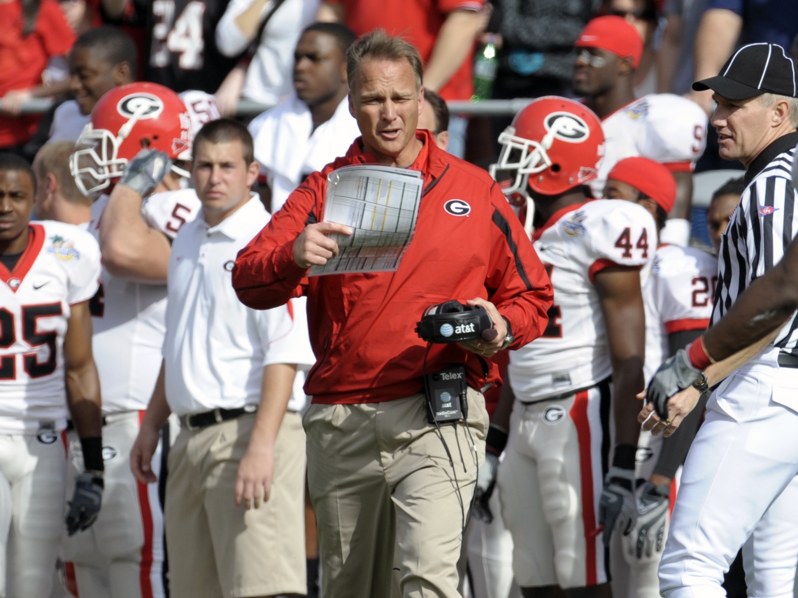 ORLANDO, FL - JANUARY 1: Coach Mark Richt of the University of Georgia directs play against the Michigan State Spartans at the 2009 Capital One Bowl at the Citrus Bowl on January 1, 2009 in Orlando, Florida.  (Photo by Al Messerschmidt/Getty Images)
