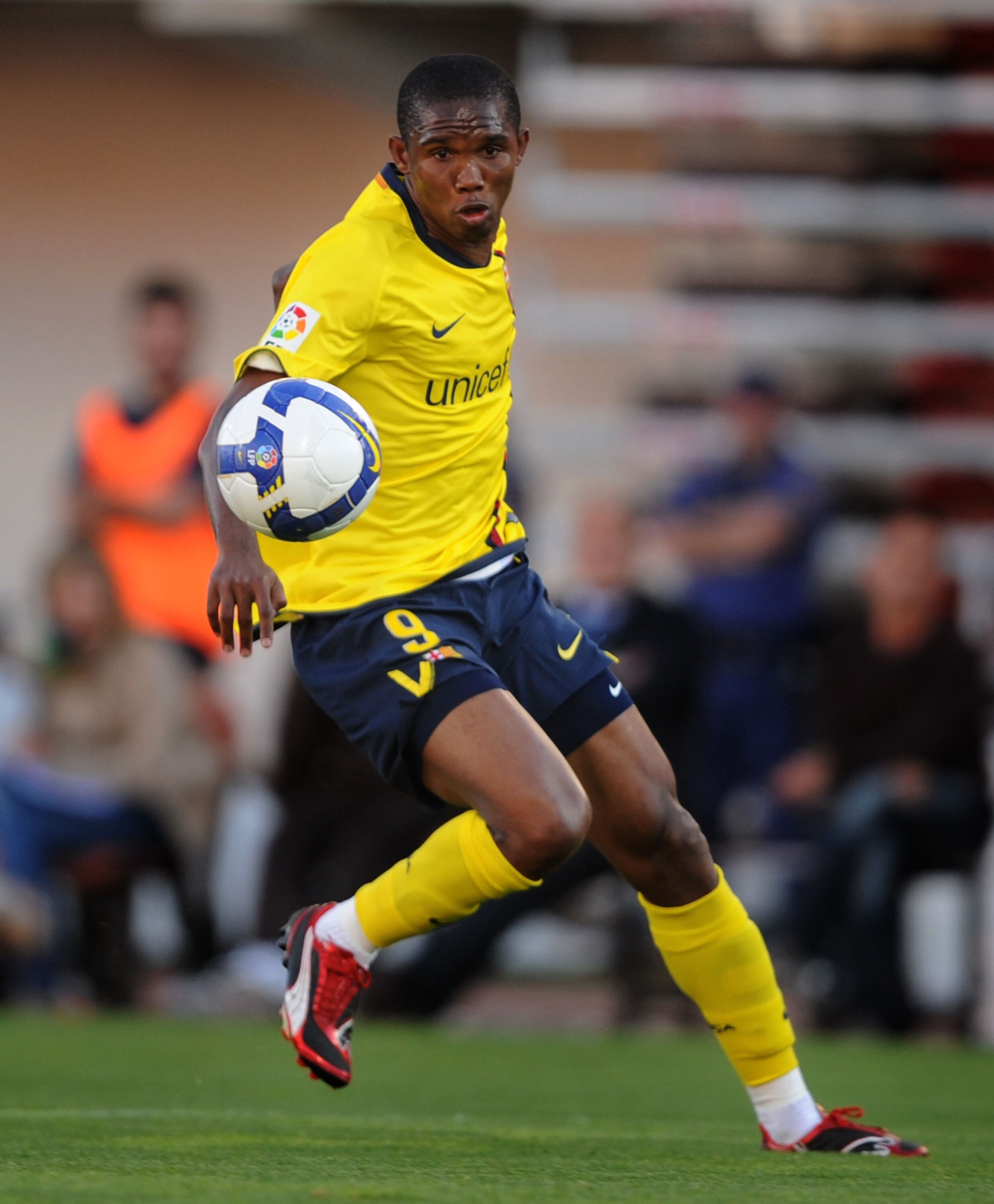 PALMA DE MALLORCA, SPAIN - MAY 17:  Samuel Eto'o of Barcelona controls the ball during the La Liga match between Mallorca and Barcelona at the Ono Estadi stadium on May 17, 2009 in Palma de Mallorca, Spain.  (Photo by Denis Doyle/Getty Images)