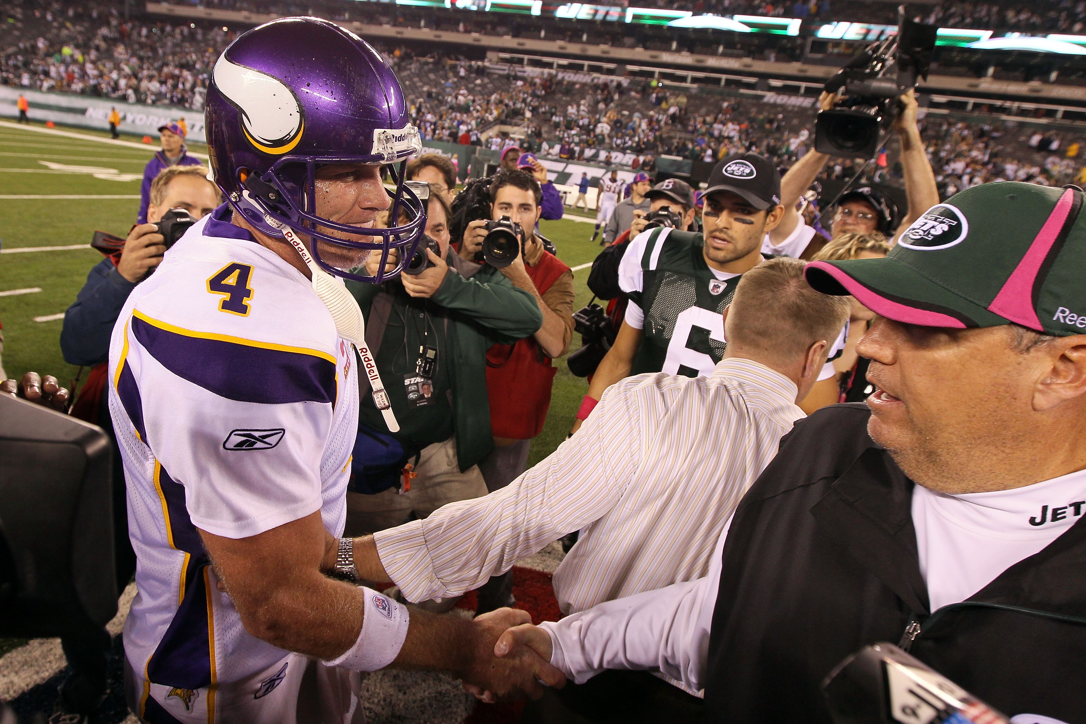 EAST RUTHERFORD, NJ - OCTOBER 11: Brett Favre #4 of the Minnesota Vikings congratulates head coach Rex Ryan of the New York Jets won 29-20 at New Meadowlands Stadium on October 11, 2010 in East Rutherford, New Jersey. (Photo by Jim McIsaac/Getty Images) EAST RUTHERFORD, NJ - OCTOBER 11: Brett Favre #4 of the Minnesota Vikings congratulates head coach Rex Ryan of the New York Jets won 29-20 at New Meadowlands Stadium on October 11, 2010 in East Rutherford, New Jersey. (Photo by Jim McIsaac/Getty Images)