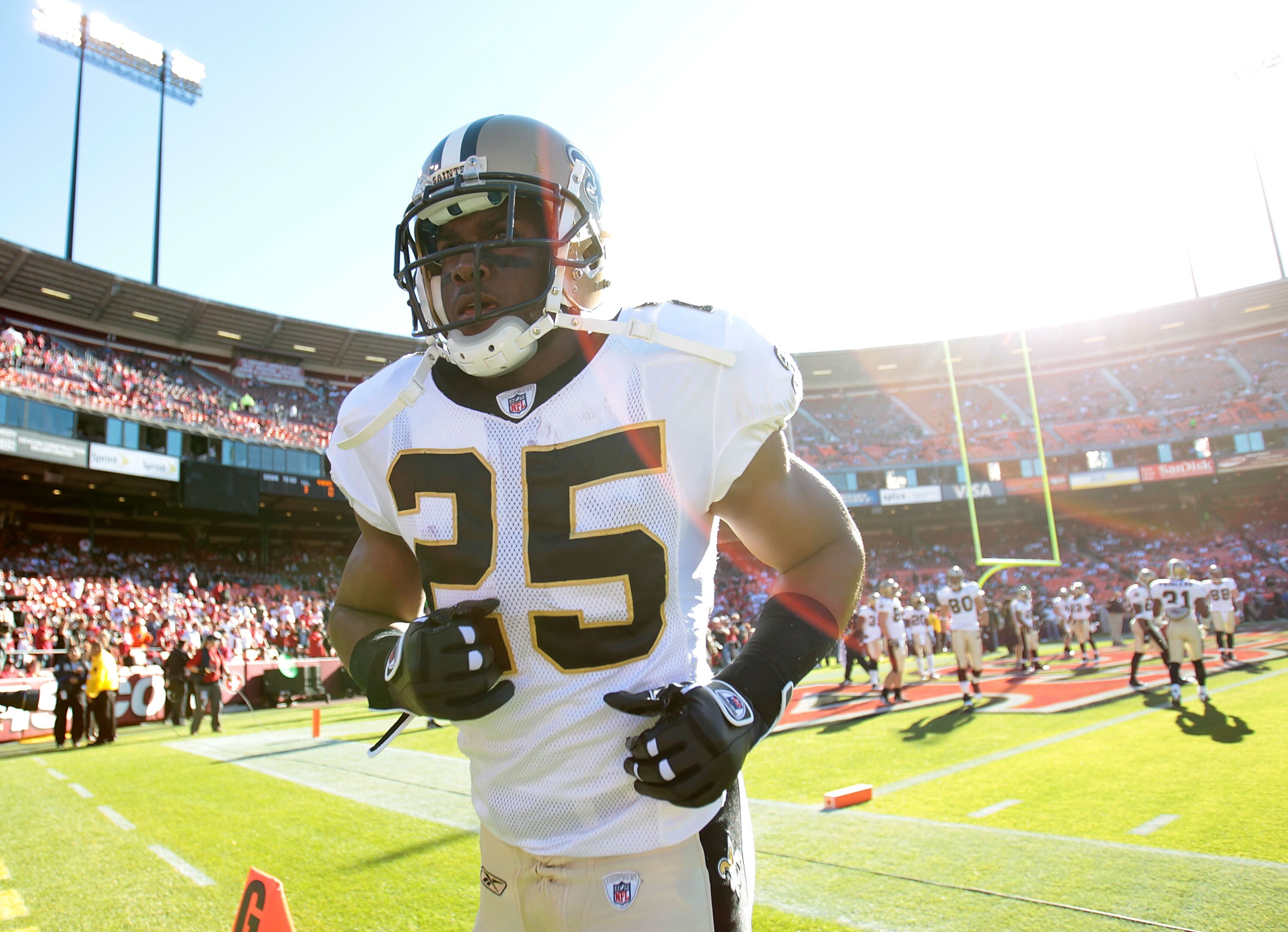 SAN FRANCISCO - SEPTEMBER 20:  Reggie Bush #25 of the New Orleans Saints warms up against the San Francisco 49ers during an NFL game at Candlestick Park on September 20, 2010 in San Francisco, California.  (Photo by Jed Jacobsohn/Getty Images)