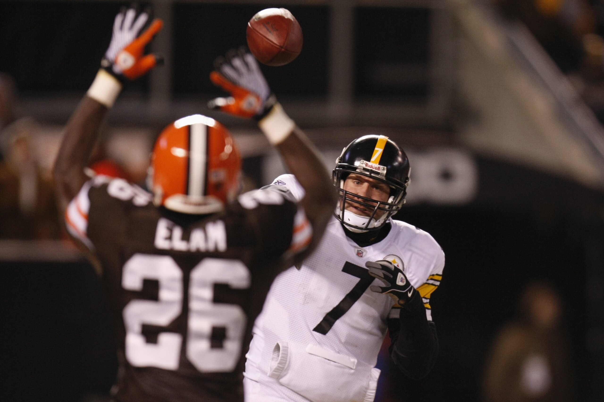 CLEVELAND - DECEMBER 10:  Ben Roethlisberger #7 of the Pittsburgh Steelers passes against Abram Elam #26 of the Cleveland Browns on December 10, 2009 at Cleveland Browns Stadium in Cleveland, Ohio. Cleveland won the game 13-6.  (Photo by Gregory Shamus/Ge