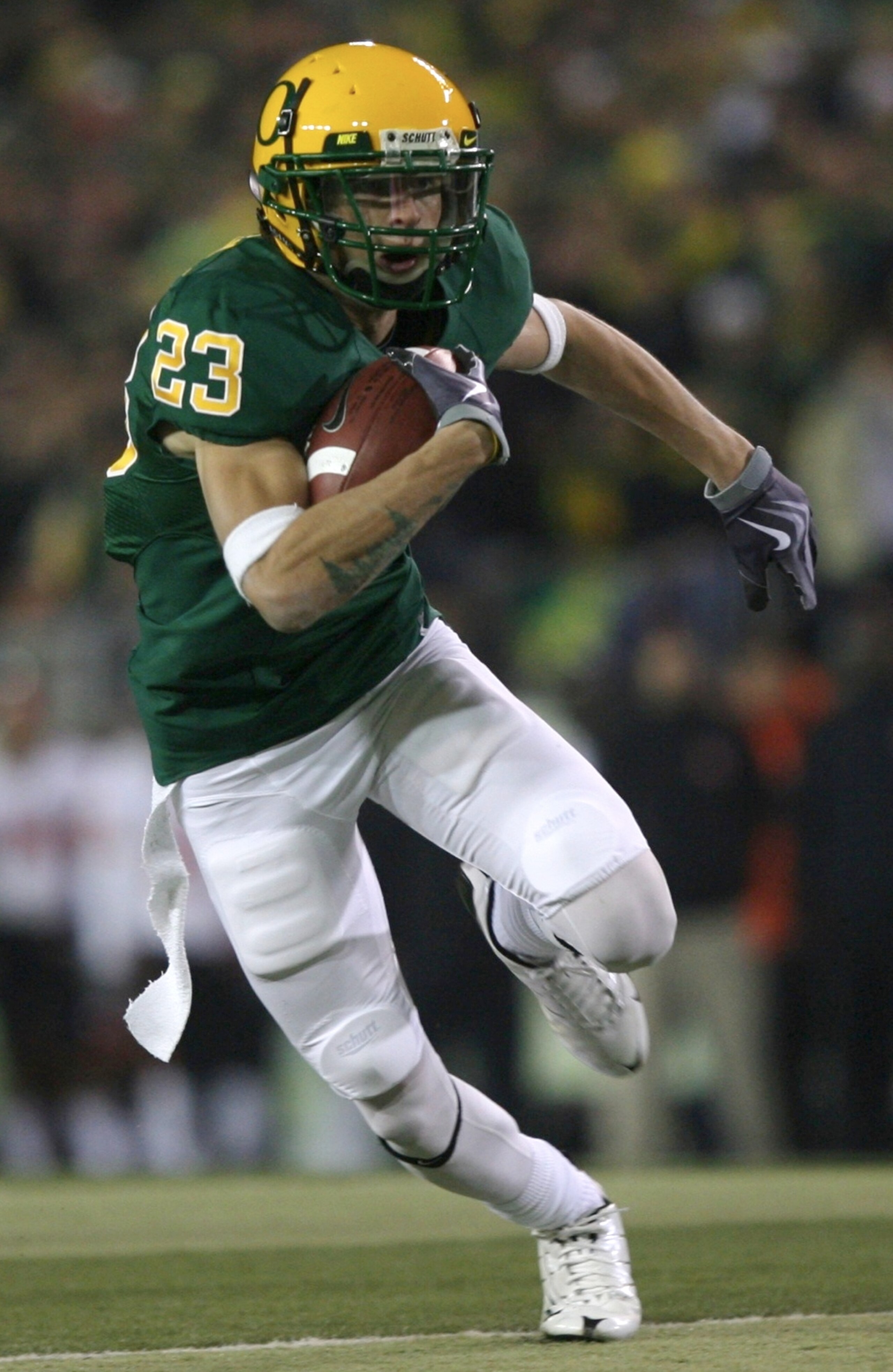 EUGENE,OR - DECEMBER 03:  Wide receiver Jeff Maehl #23 of the Oregon Ducks runs with the ball after a catch against the Oregon State Beavers at Autzen Stadium on December 3, 2009 in Eugene, Oregon.  (Photo by Tom Hauck/Getty Images)