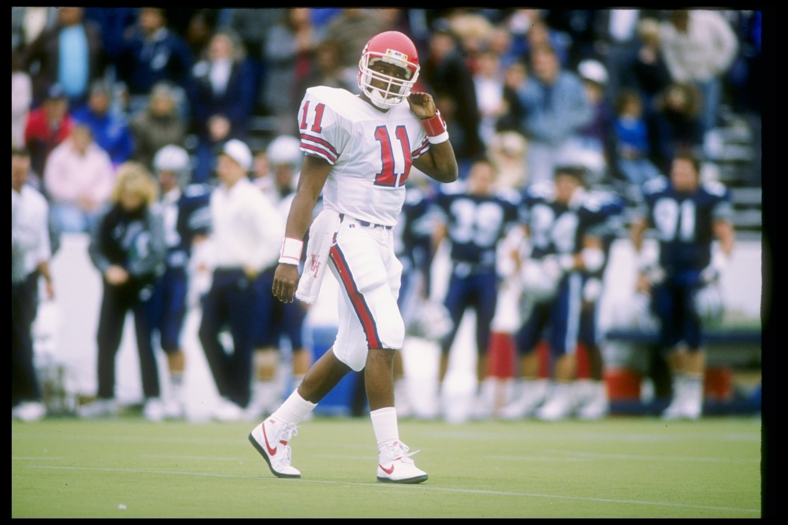 2 Dec 1989: Quarterback Andre Ware #11 of the Houston Cougars in action during a game against the Rice Owls in Houston, Texas. The Houston Cougars won the game 64-0.