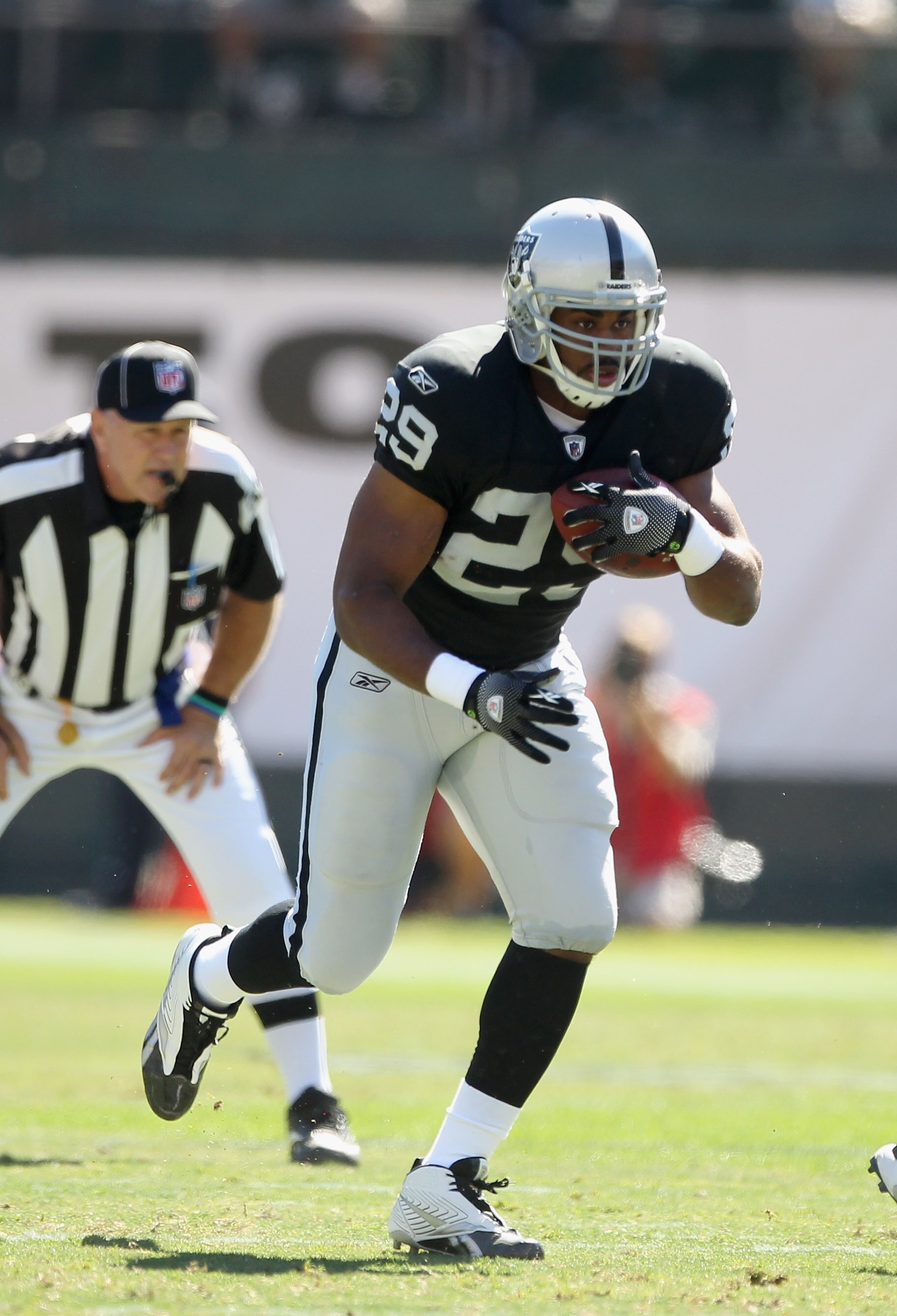 OAKLAND, CA - OCTOBER 10:  Michael Bush #29 of the Oakland Raiders runs with the ball against the San Diego Chargers at Oakland-Alameda County Coliseum on October 10, 2010 in Oakland, California.  (Photo by Ezra Shaw/Getty Images)