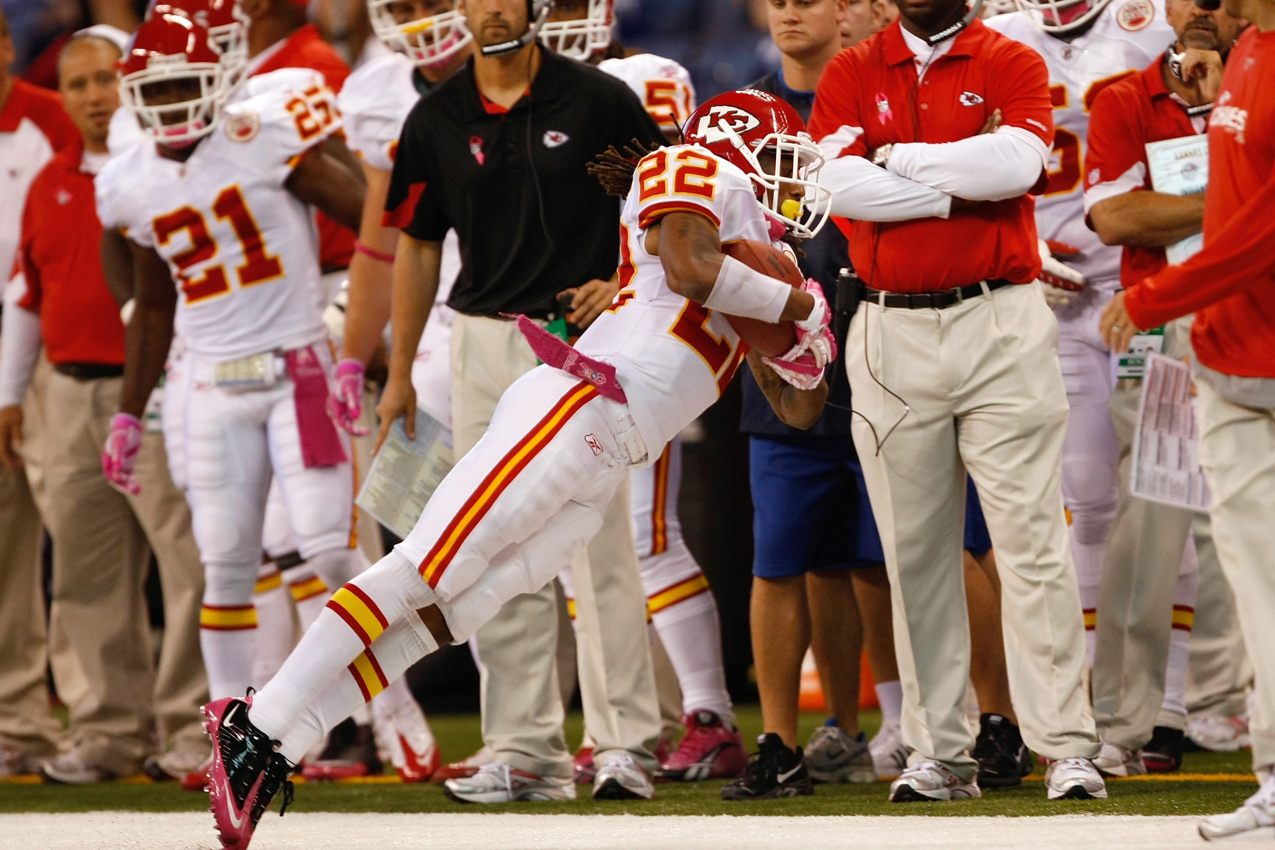 INDIANAPOLIS, IN - OCTOBER 10: Dexter McCluster #22 of the Kansas City Chiefs catches the football against the Indianapolis Colts at Lucas Oil Stadium on October 10, 2010 in Indianapolis, Indiana.  (Photo by Scott Boehm/Getty Images)
