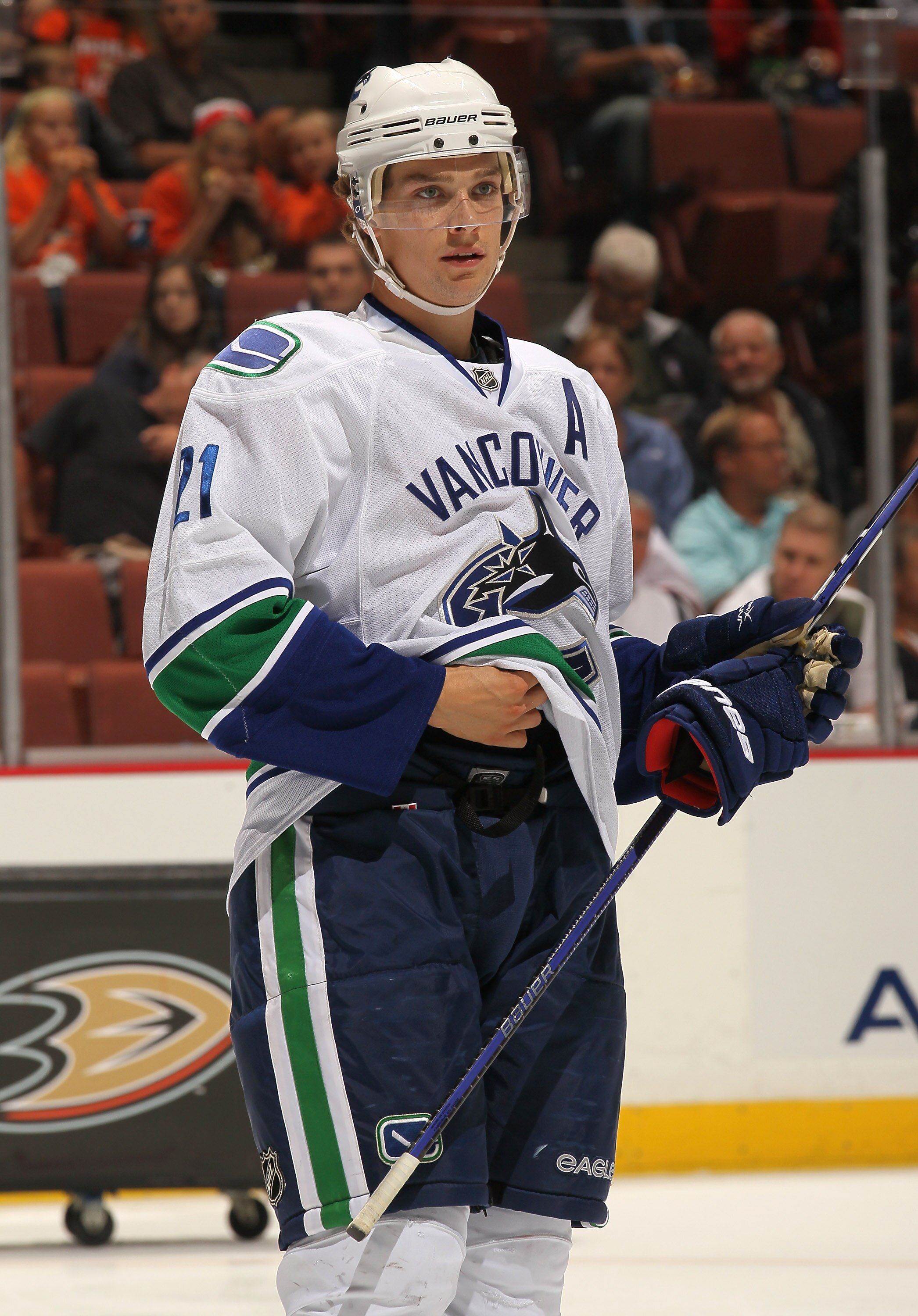 ANAHEIM, CA - OCTOBER 01:  Mason Raymond #21 of the Vancouver Canucks plays against the Anaheim Ducks at Honda Center on October 1, 2010 in Anaheim, California.  Vancouver won 4-2.  (Photo by Stephen Dunn/Getty Images)