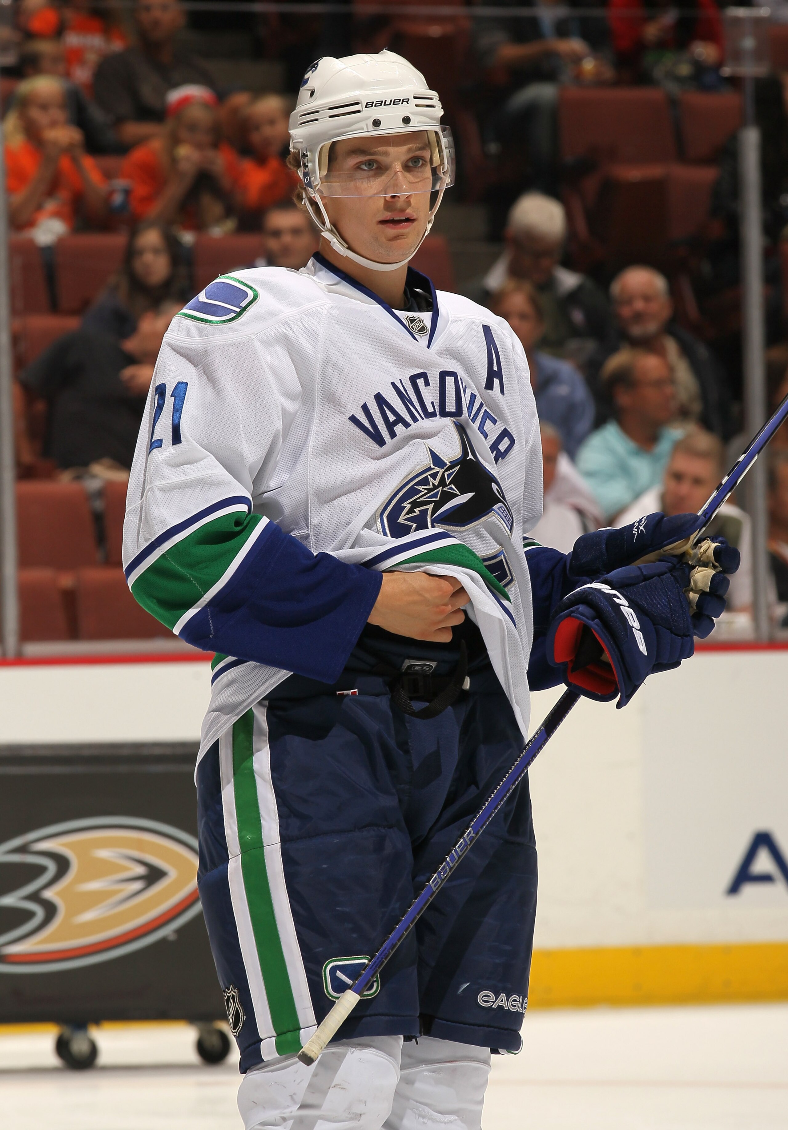 ANAHEIM, CA - OCTOBER 01:  Mason Raymond #21 of the Vancouver Canucks plays against the Anaheim Ducks at Honda Center on October 1, 2010 in Anaheim, California.  Vancouver won 4-2.  (Photo by Stephen Dunn/Getty Images)