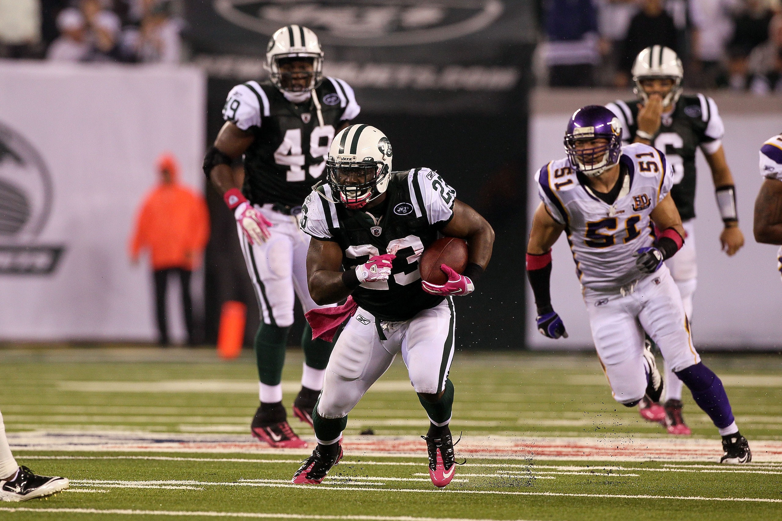 EAST RUTHERFORD, NJ - OCTOBER 11:  Shonn Green #23 of the New York Jets runs the ball against the Minnesota Vikings at New Meadowlands Stadium on October 11, 2010 in East Rutherford, New Jersey.  The Jets won 29-20. (Photo by Jim McIsaac/Getty Images)