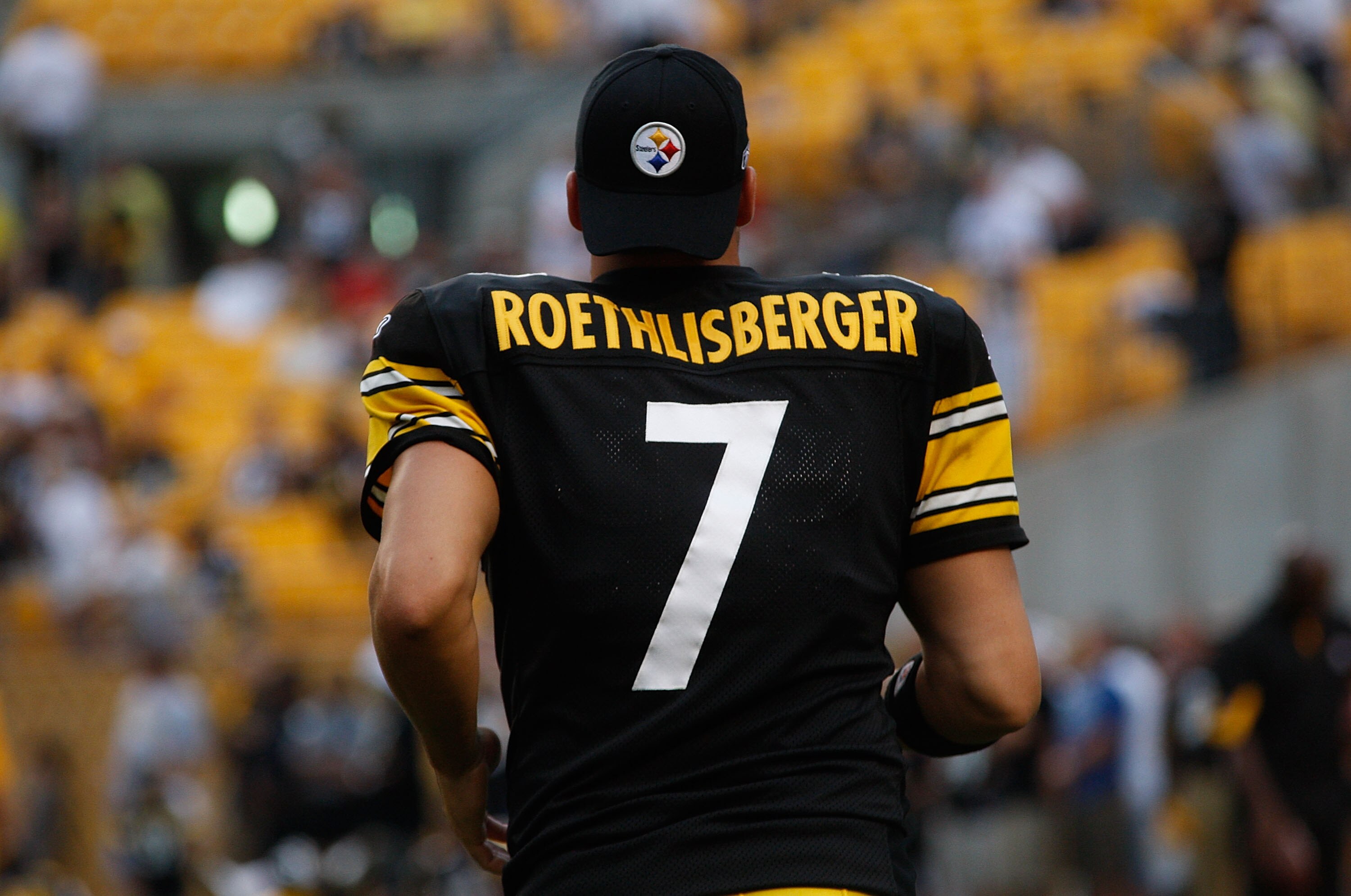 PITTSBURGH - AUGUST 14:  Ben Roethlisberger #7 of the Pittsburgh Steelers warms up prior to the game against the Detroit Lions on August 14, 2010 at Heinz Field in Pittsburgh, Pennsylvania. Steelers won 23-7.  (Photo by Jared Wickerham/Getty Images)