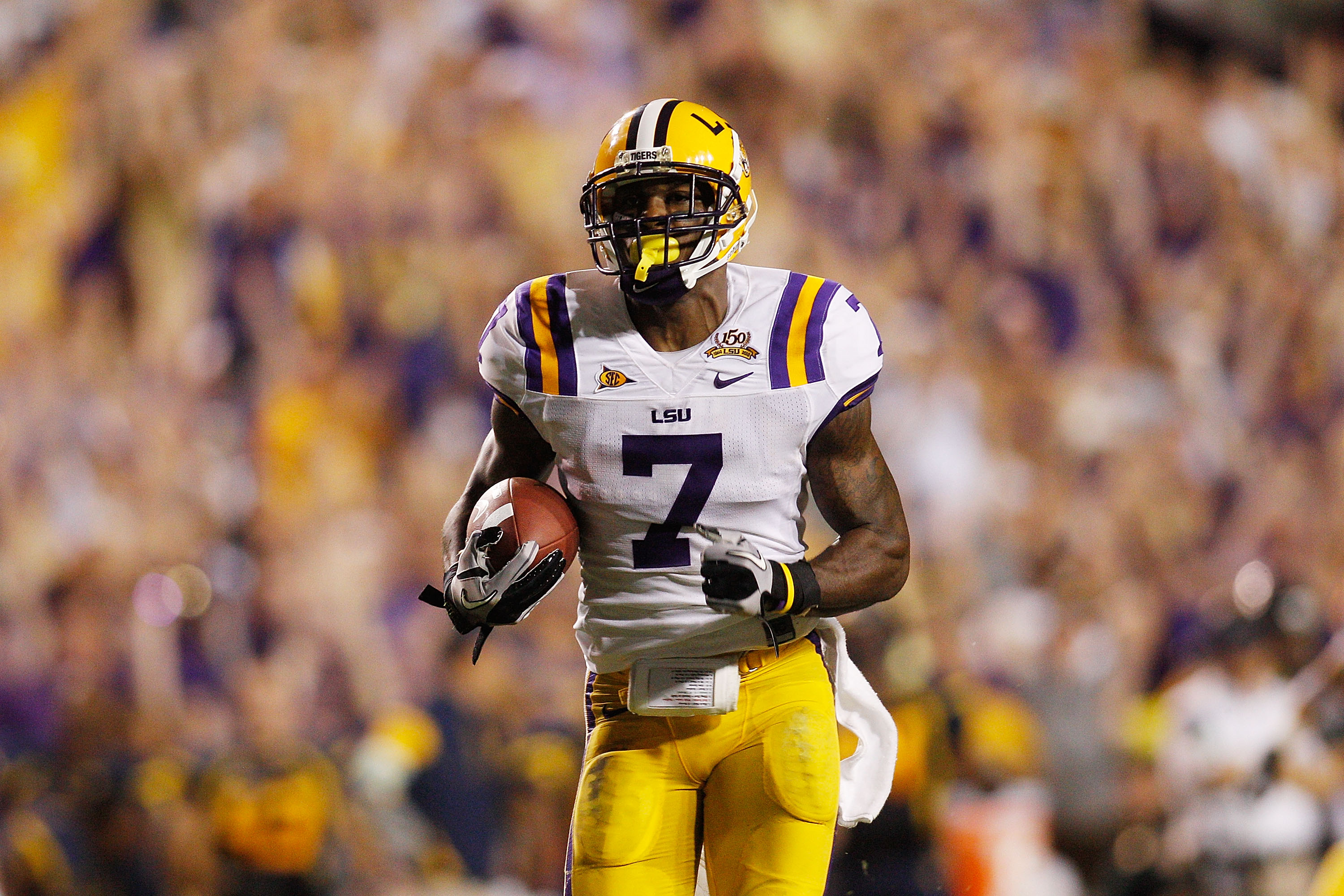 BATON ROUGE, LA - SEPTEMBER 25:  Patrick Peterson #7 of the Louisiana State Univeristy Tigers runs for a touchdown against the West Virginia Mountaineers at Tiger Stadium on September 25, 2010 in Baton Rouge, Louisiana.  (Photo by Chris Graythen/Getty Ima