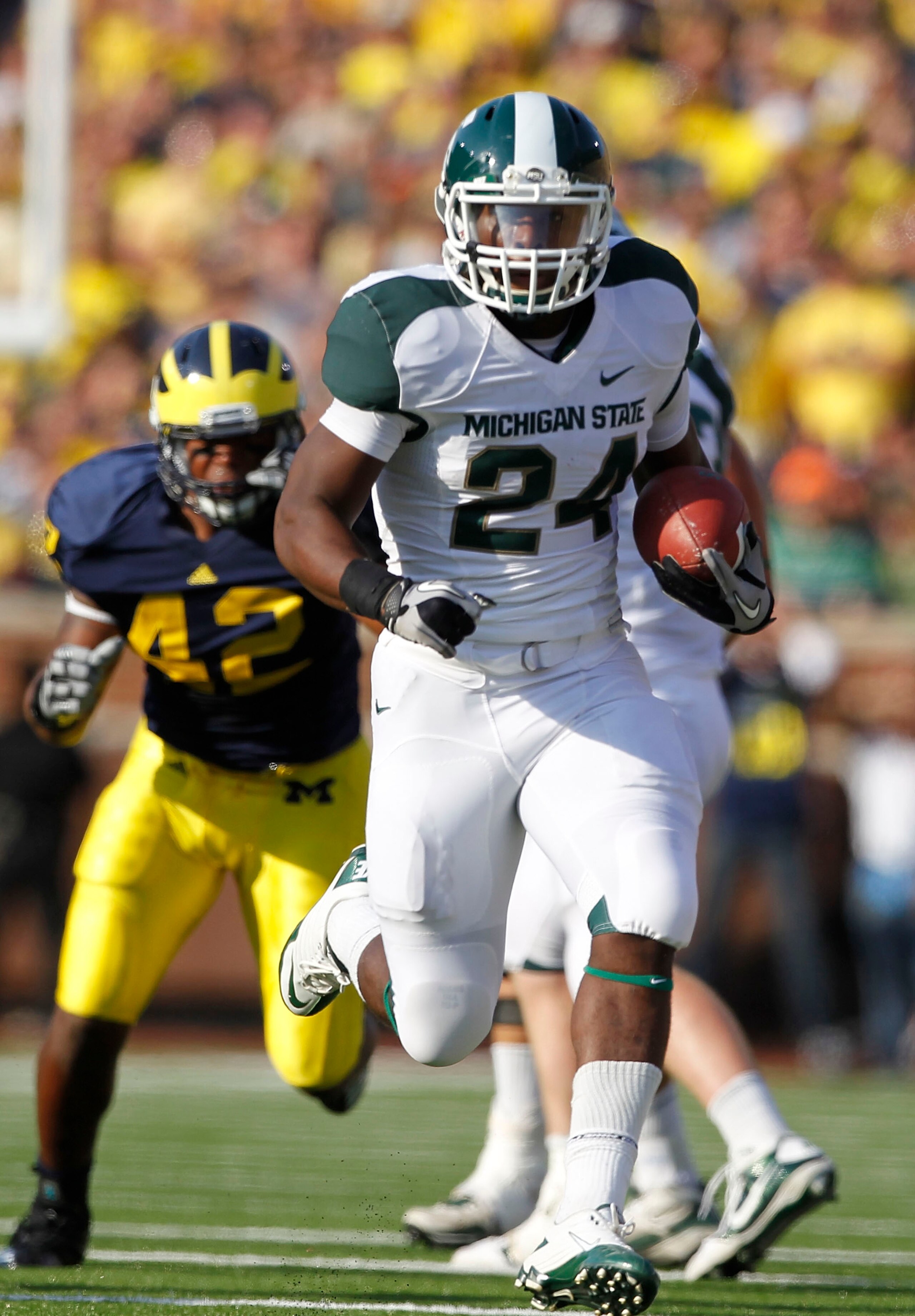 ANN ARBOR, MI - OCTOBER 09: Le'Veon Bell #24 of the Michigan State Spartans scores on a 41 yard touchdown in the second quarter during the game aginst the Michigan Wolverines during the game on October 9, 2010 at Michigan Stadium in Ann Arbor, Michigan. ( ANN ARBOR, MI - OCTOBER 09: Le'Veon Bell #24 of the Michigan State Spartans scores on a 41 yard touchdown in the second quarter during the game aginst the Michigan Wolverines during the game on October 9, 2010 at Michigan Stadium in Ann Arbor, Michigan. (