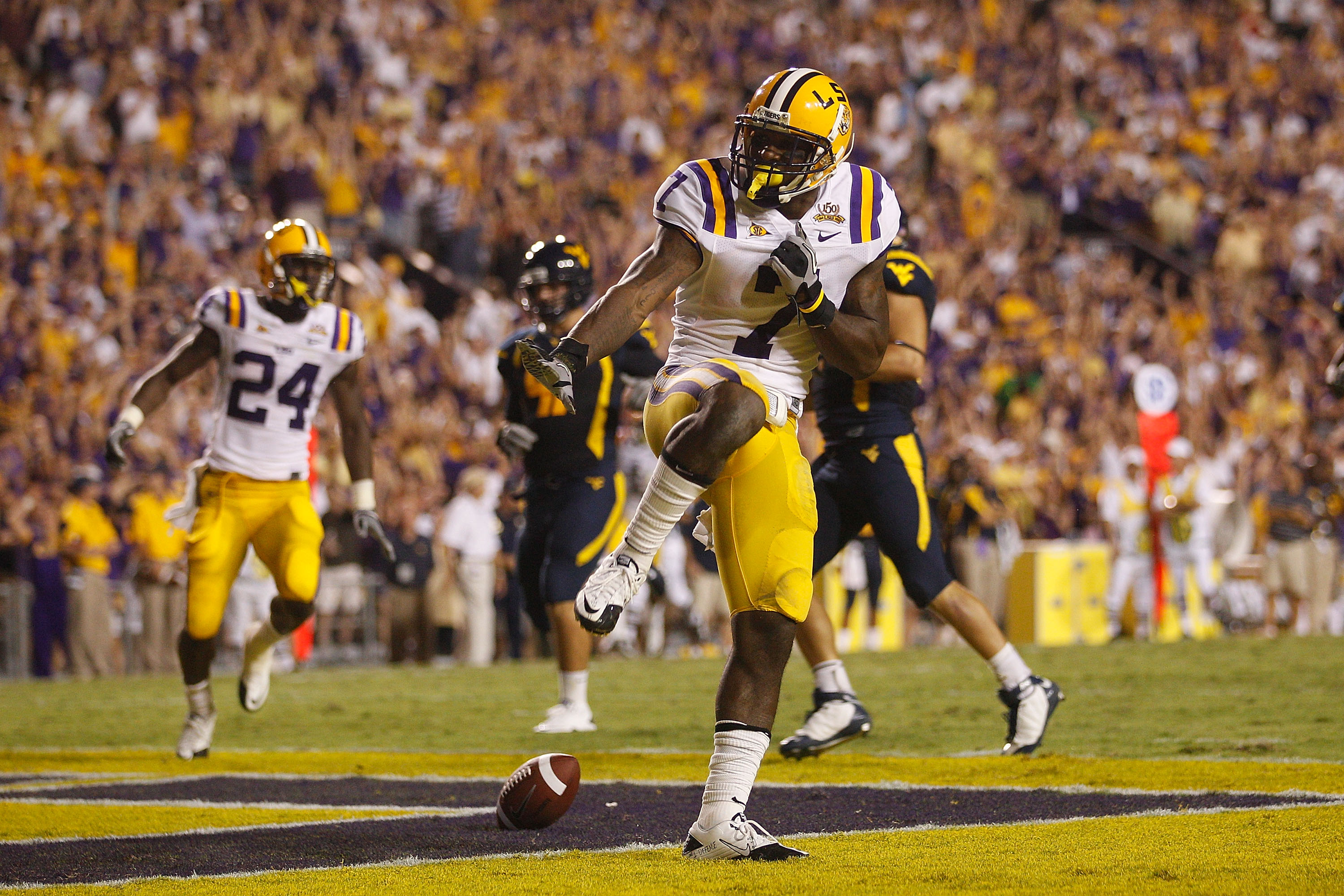BATON ROUGE, LA - SEPTEMBER 25:  Patrick Peterson #7 of the Louisiana State Univeristy Tigers celebrates after scoring a touchdown by posing as the Heisman Trophy against the West Virginia Mountaineers at Tiger Stadium on September 25, 2010 in Baton Rouge