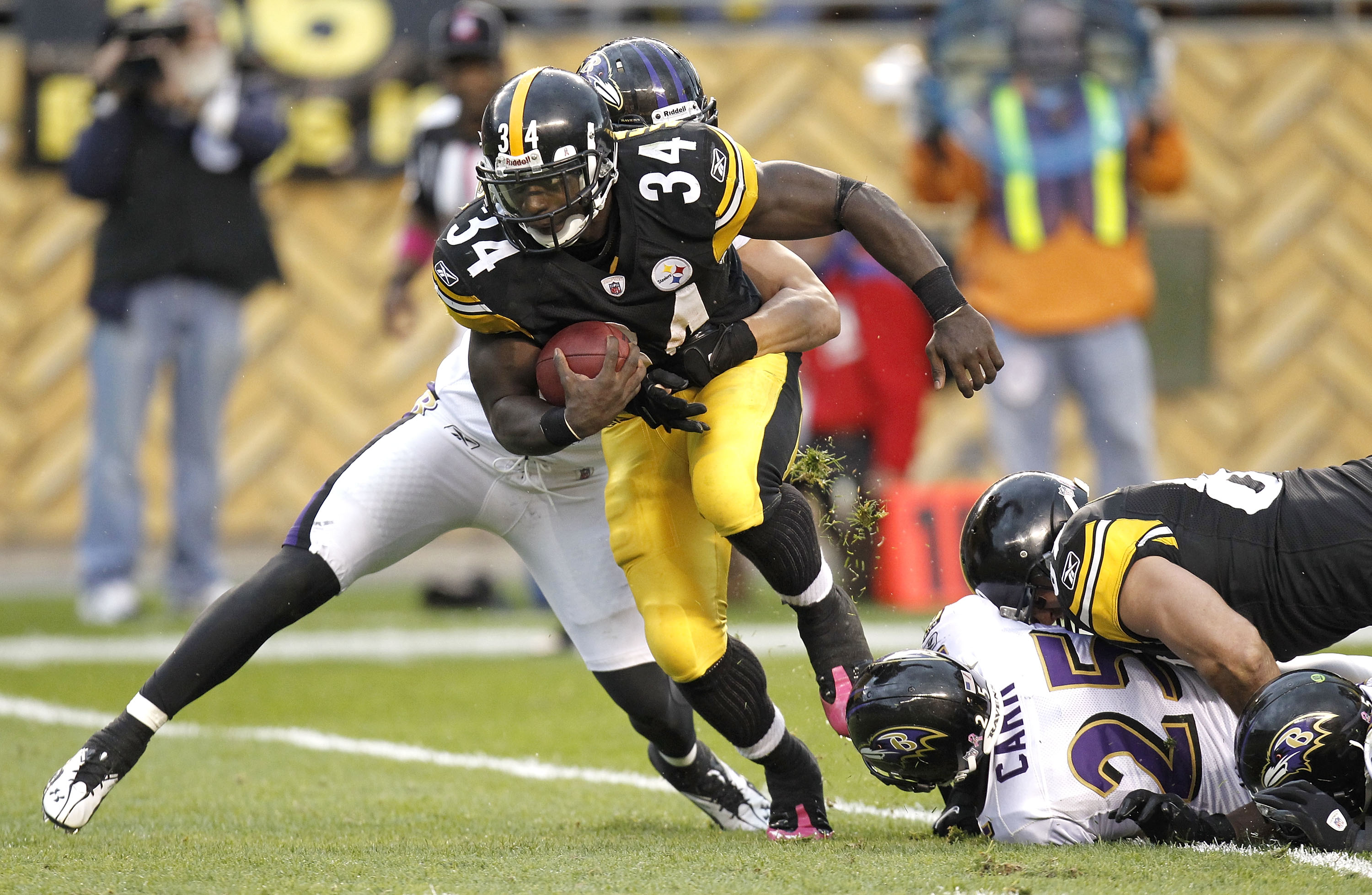 PITTSBURGH - OCTOBER 03: Rashard Mendenhall #34 of the Pittsburgh Steelers battles for extra yards while playing the Baltimore Ravens on October 3, 2010 at Heinz Field in Pittsburgh, Pennsylvania. Baltimore won the game 17-14.  (Photo by Gregory Shamus/Ge