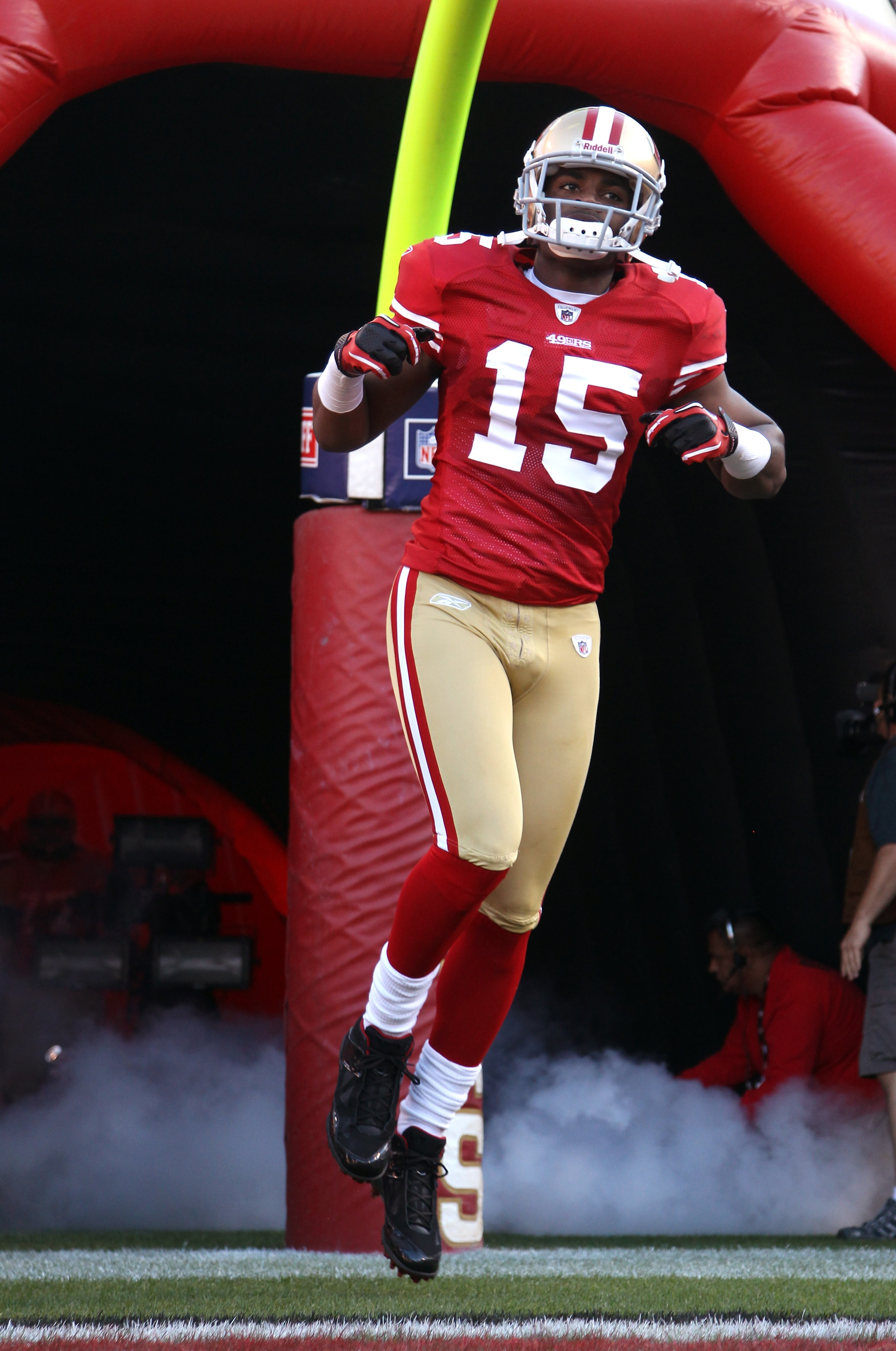 SAN FRANCISCO - SEPTEMBER 20:  Michael Crabtree #15 of the San Francisco 49ers runs on to the field for their game against the New Orleans Saints at Candlestick Park on September 20, 2010 in San Francisco, California.  (Photo by Ezra Shaw/Getty Images)