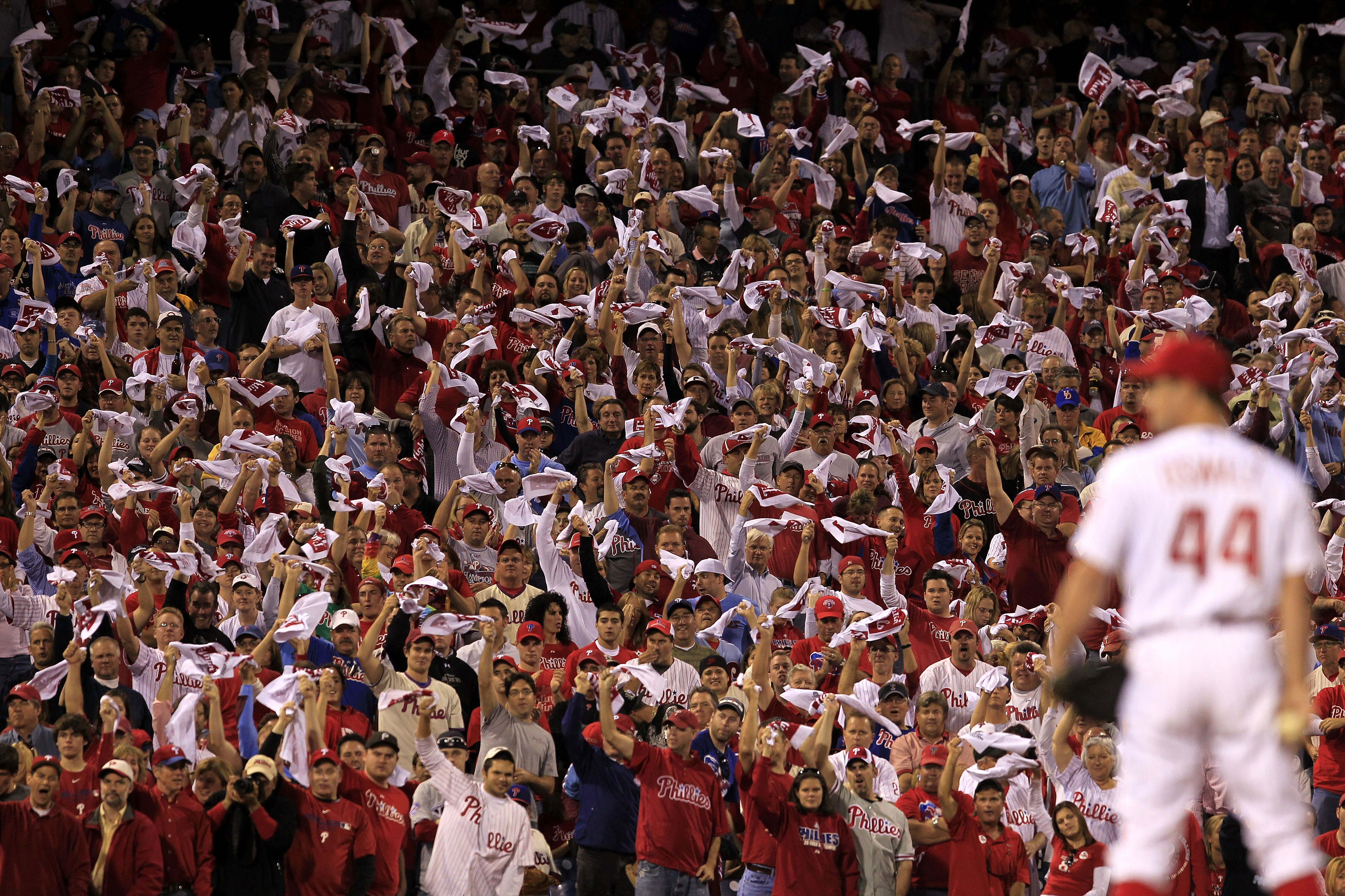 PHILADELPHIA - OCTOBER 08:  Roy Oswalt #44 of the Philadelphia Phillies pitches against the Cincinnati Reds in game 2 of NLDS at Citizens Bank Park on October 8, 2010 in Philadelphia, Pennsylvania.  (Photo by Chris Trotman/Getty Images)