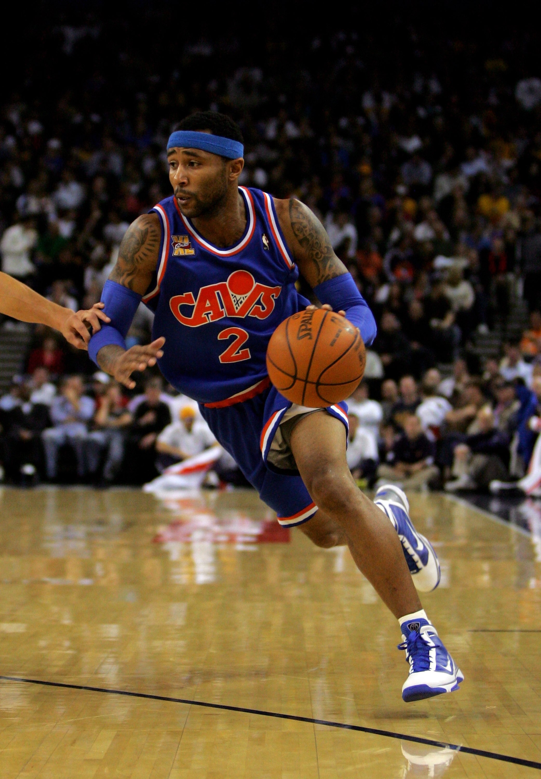 OAKLAND, CA - JANUARY 11:  Mo Williams #2 of the Cleveland Cavaliers in action during their game against the Golden State Warriors at Oracle Arena on January 11, 2010 in Oakland, California.  NOTE TO USER: User expressly acknowledges and agrees that, by d