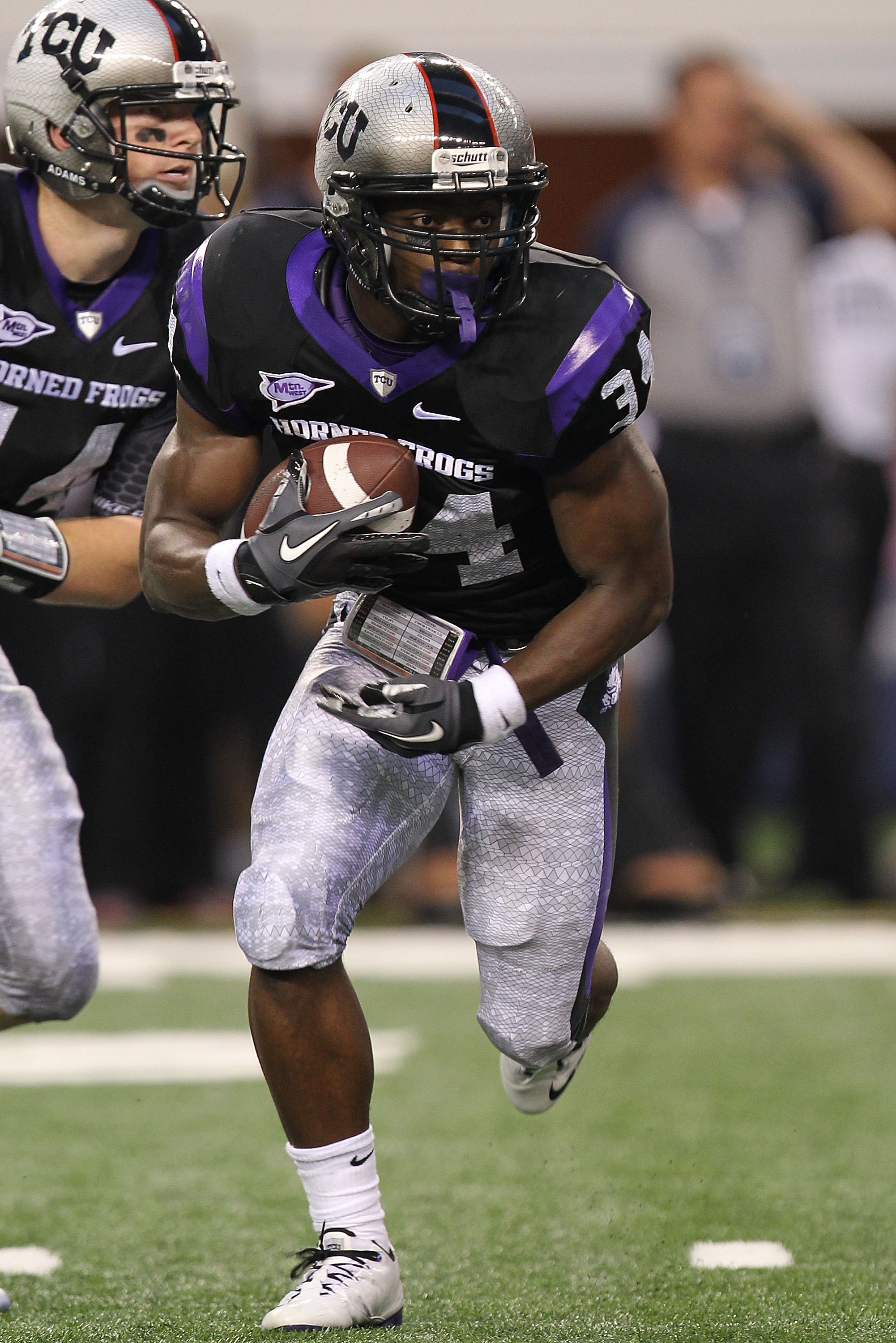 ARLINGTON, TX - SEPTEMBER 04:  Tailback Ed Wesley #34 of the TCU Horned Frogs runs the ball against the Oregon State Beavers at Cowboys Stadium on September 4, 2010 in Arlington, Texas.  (Photo by Ronald Martinez/Getty Images)