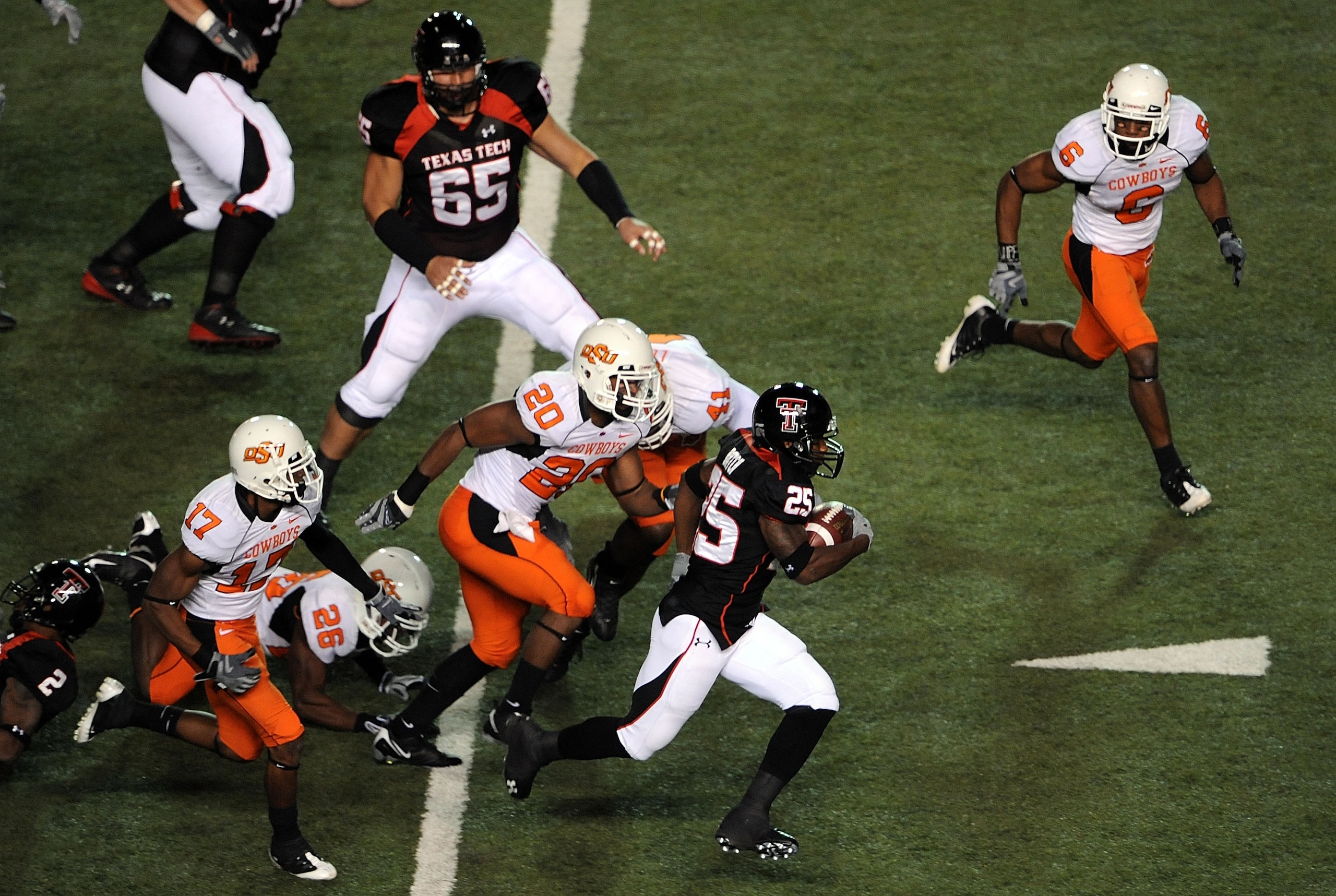 LUBBOCK, TX - NOVEMBER 08:  Running back Baron Batch #25 of the Texas Tech Red Raiders runs against Andre Sexton #20 of the Oklahoma State Cowboys at Jones AT&T Stadium on November 8, 2008 in Lubbock, Texas.  (Photo by Ronald Martinez/Getty Images)