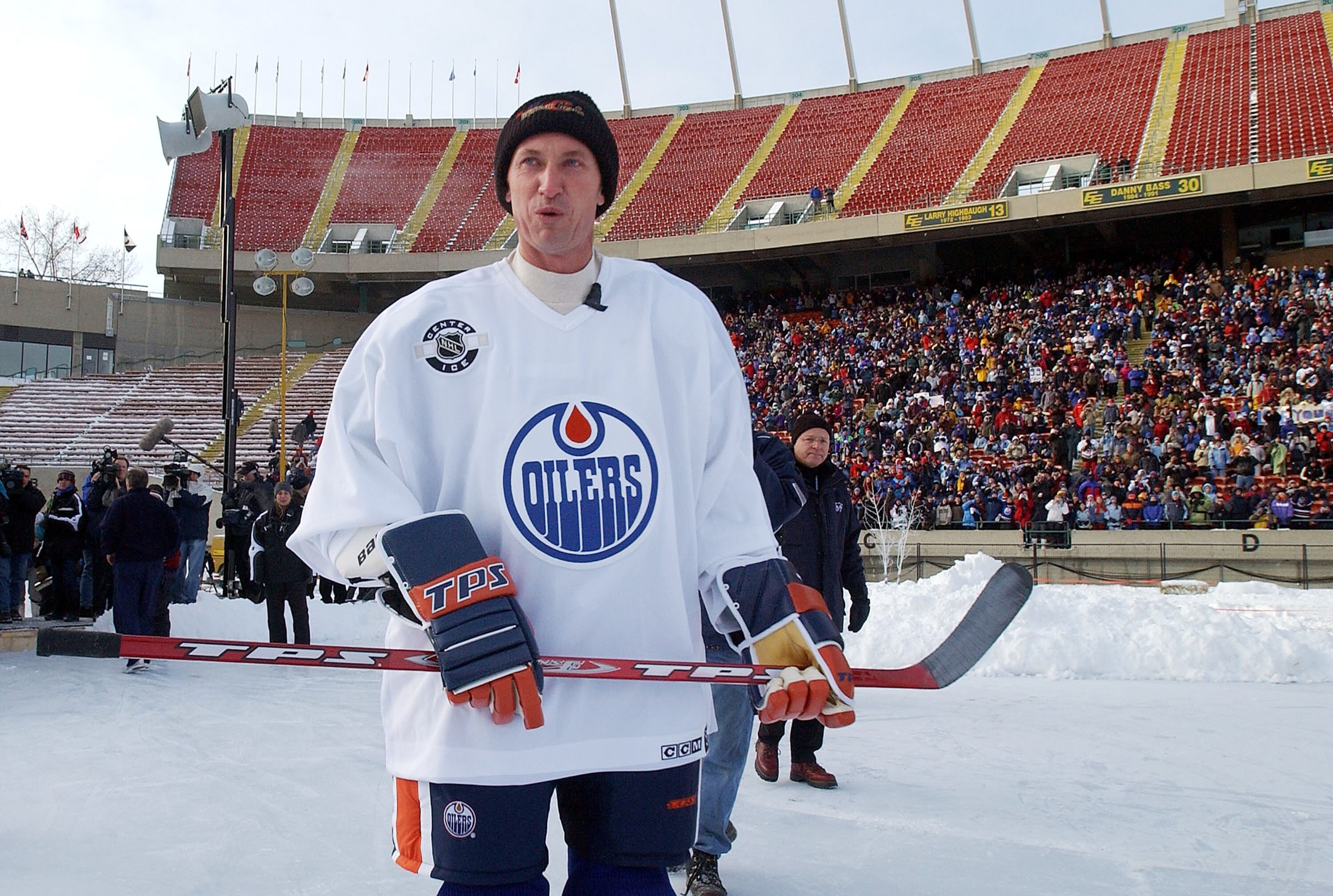 EDMONTON - NOVEMBER 17:    Wayne Gretzky #99 of the Edmonton Oilers alumni skates out to the rink , for the upcoming Heritage Classic hockey game November 21, 2003 in Edmonton, Alberta. (Photo By Dave Sandford/Getty Images)