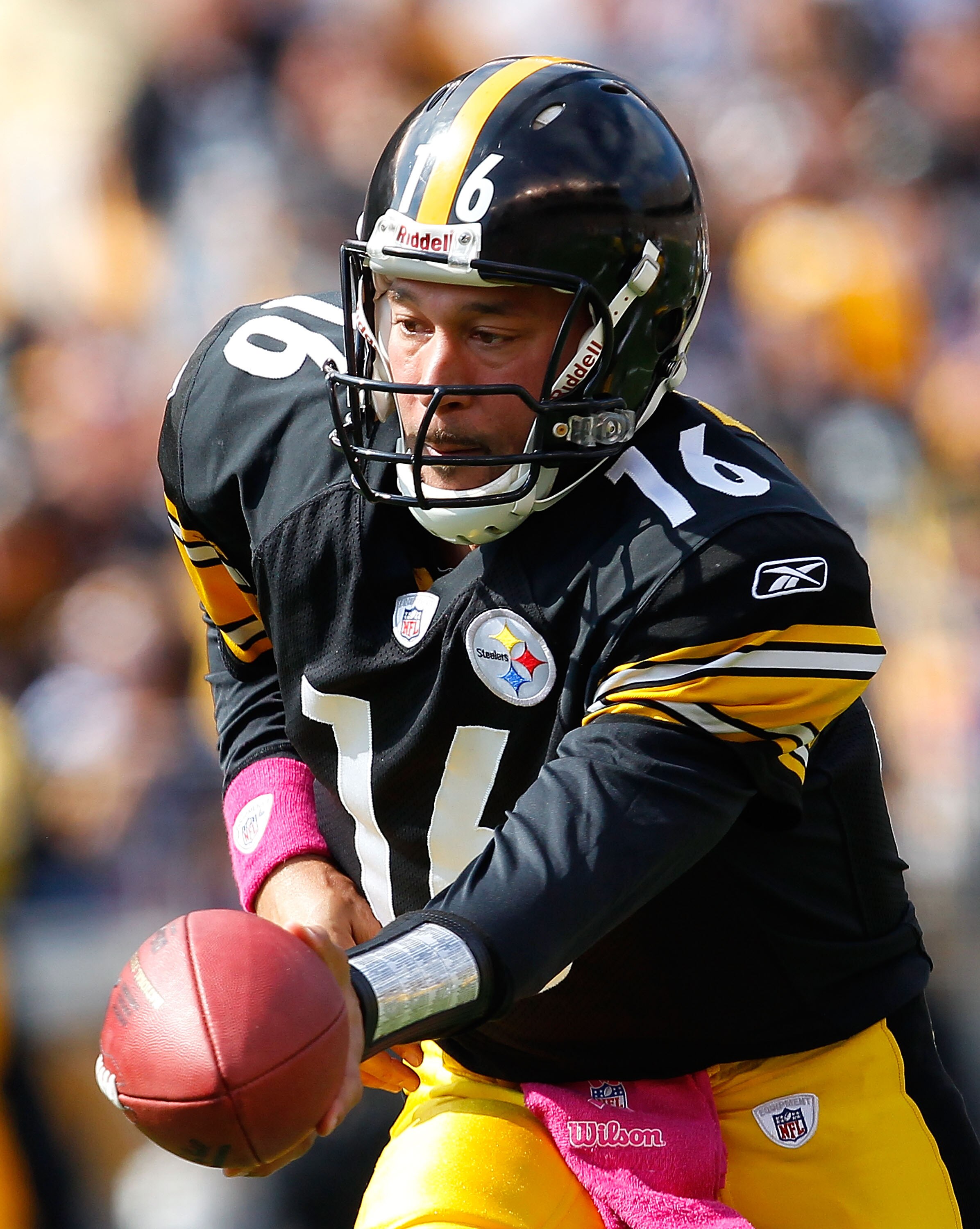 PITTSBURGH - OCTOBER 03:  Charlie Batch #16 of the Pittsburgh Steelers hands the ball off during the game against the Baltimore Ravens on October 3, 2010 at Heinz Field in Pittsburgh, Pennsylvania.  (Photo by Jared Wickerham/Getty Images)