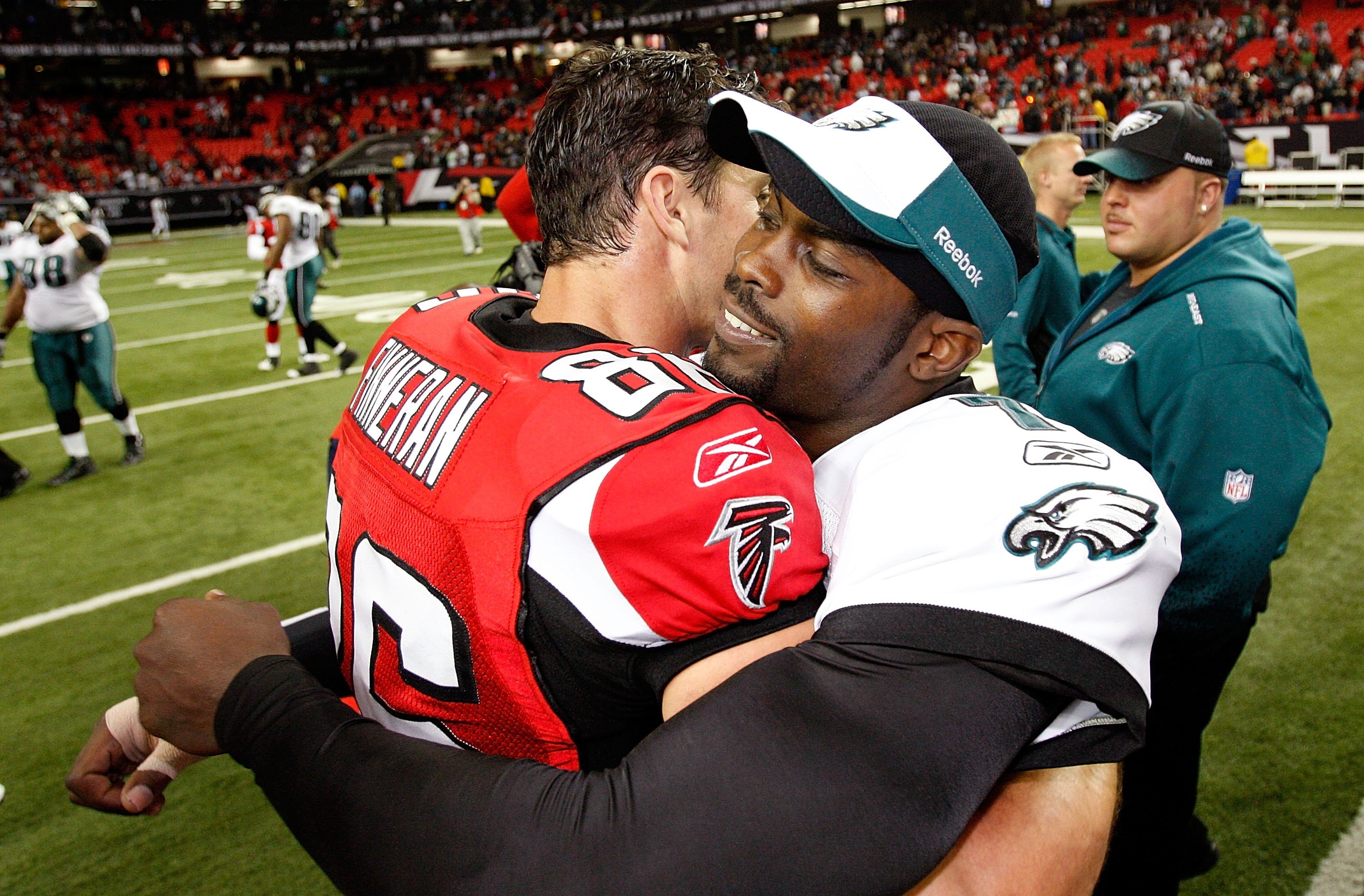 ATLANTA - DECEMBER 06:  Michael Vick #7 of the Philadelphia Eagles against Brian Finneran #86 of the Atlanta Falcons at Georgia Dome on December 6, 2009 in Atlanta, Georgia.  (Photo by Kevin C. Cox/Getty Images)